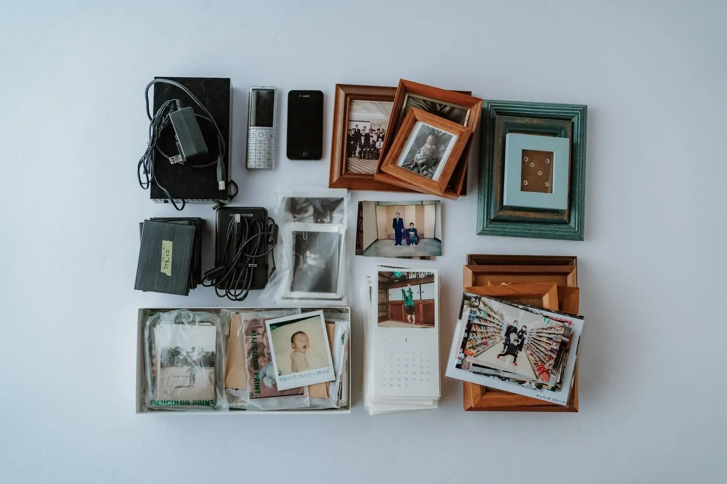 「生活と写真」

展示①「いつまでも片付かない、うちの写真アルバム」

展示には、イトウ家の家族写真アルバムも展示します。
以前、「いつまで片付かない、うちの写真アルバム」という小さな展示をしたときのものです。

ゆっくり、手にとって見れるようにしておきます。

==================================

写真が生まれる場とはなにかを考えています。

それは、撮影のために用意された場所ではありません。
スタジオやロケ地といった空間のことでもありません。

人が安心して