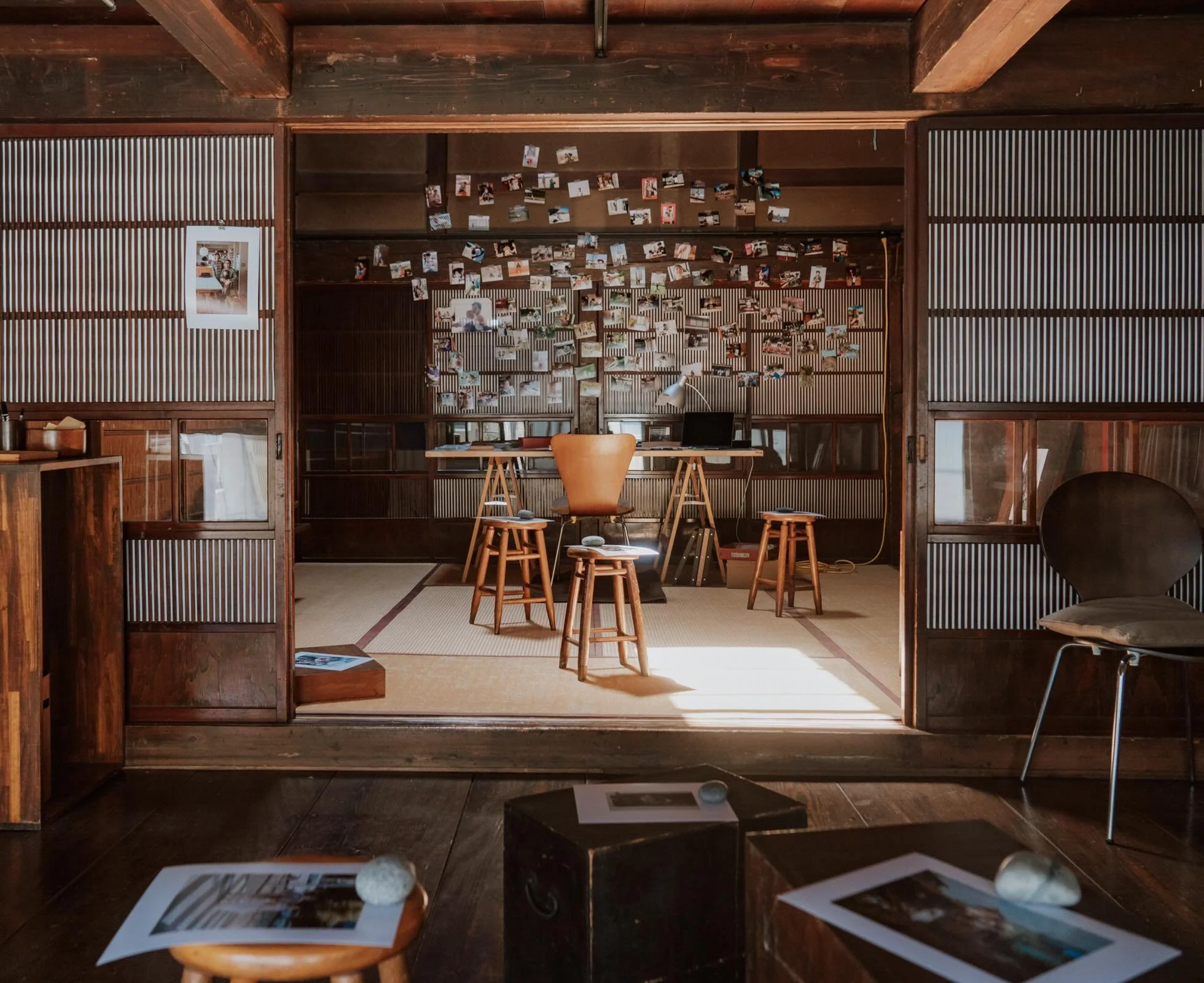 イトウタカムネ写真事務所の展示
「生活と写真」

はじまりました。

事務所を、そのままひらいています。

写真も、アルバムも、本棚も、そのまま置いてあります。

展示らしい説明はありません。

見る順番も、正解もありません。

さっと見ることもできますし、
長くいても大丈夫です。

ここにあるのは、作品というより、
生活のなかにある写真です。

人はなぜ、写真をつくったんだろう。

写真と一緒にいる時間。

==============================

⚫︎展示「生活と写真」