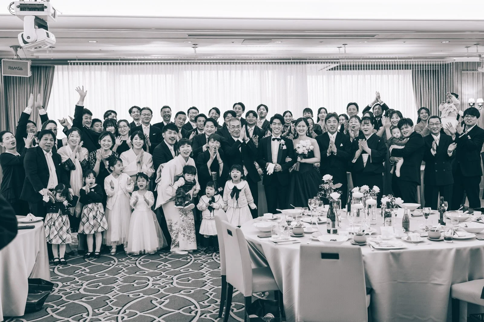 結婚式の集合写真。

会社員カメラマン時代は、みんなの顔が見えて、こちらを向いていて、きれいに並んでいるのが良しとされていて、そういう写真を撮った。形を整えた写真がよいのだと。
もちろん、細心の注意をはらって整えられた写真は素晴らしい。

いまの自分は、この場にいる人たちの心や気持ちが、ひとつになったときを撮ることが大切なのではないかと考えている。形だけではなく、気持ちが入っていること。
そのために、この写真を撮るタイミングのまえに可能なかぎり、ひとりひとりを撮り歩き、声をかけて、自分という人間