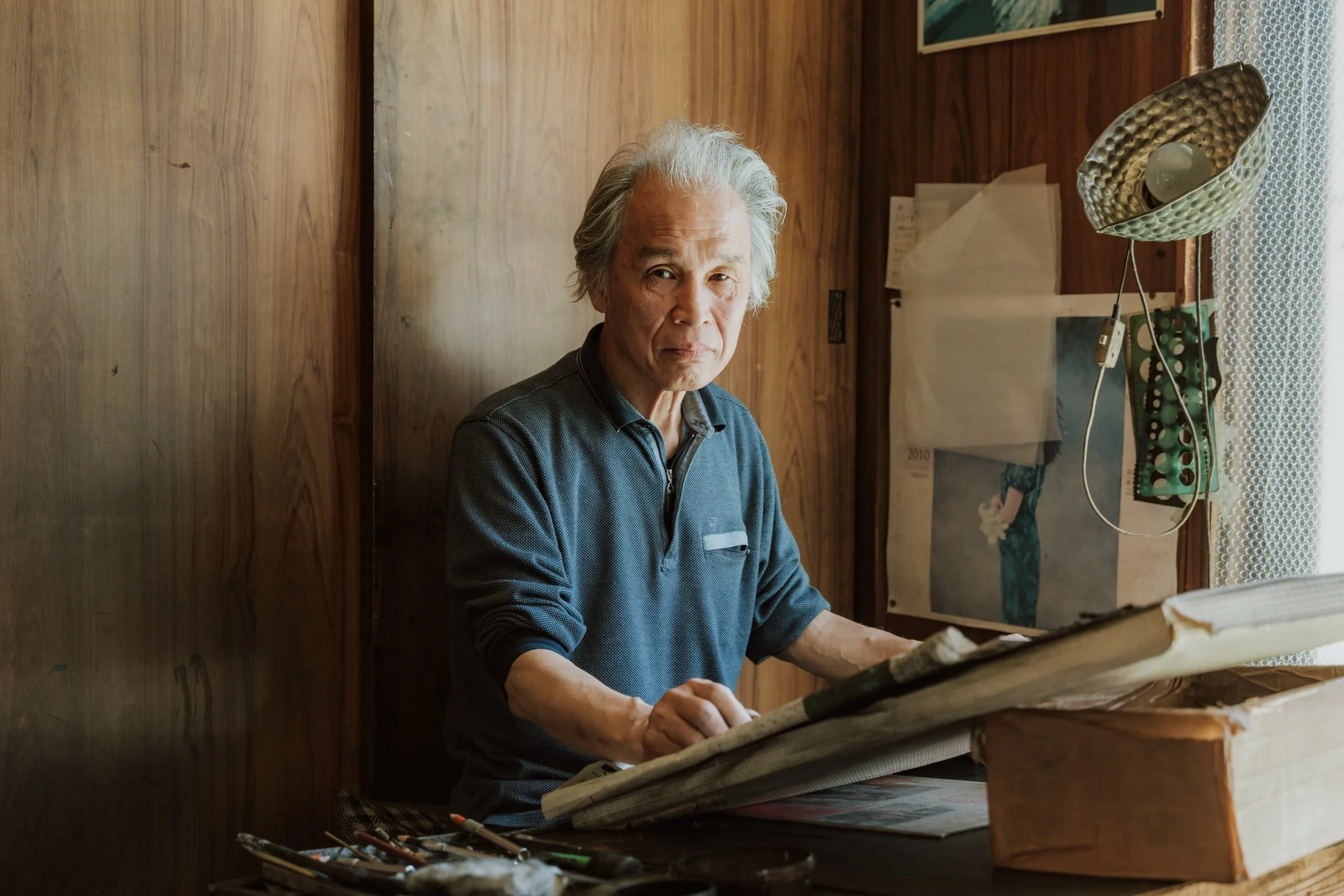 岩手で唯一の肖像画家、佐藤岩輝さん。

父の岩孝さんは昭和17年に創業してから、戦時中に大陸へ出兵し、シベリア抑留を経て帰ってきて、この肖像画院を再開したそうだ。親子2代、この土地で肖像画を描いてきた。
その多くは、亡くなった人を偲ぶ、遺影としての肖像画。

自分がやっているのは絵ではなく写真だけど、この土地で続いてきた営みのなかに、ひとつの道筋を見せてもらった気持ちになる。

Shot for @chicara.iwate