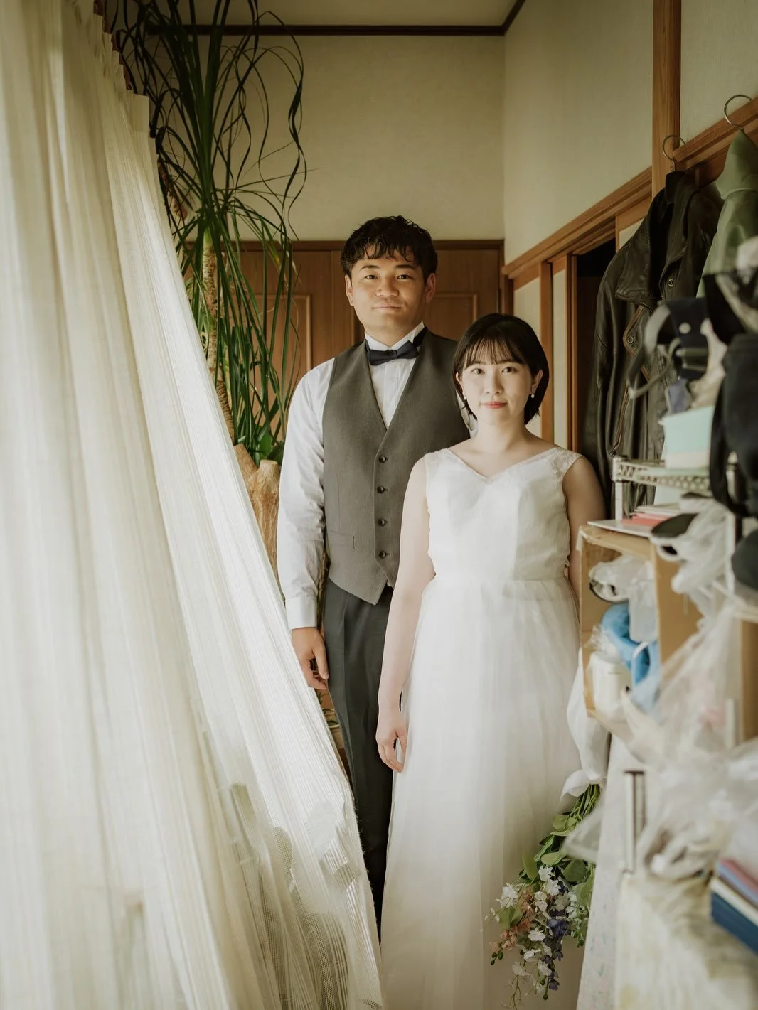 結婚写真、
自宅にて。

結婚式の撮影を入り口に写真をはじめた自分ですが、なにかをわかったという気持ちになったことがありません。

でも、わかりたい。

わたしたちがどう生きてきて、これからどこへいくのか。

目の前に静かにあらわれてくるものを、言葉にできないまま、写真でそっと受けとる。

#イトウタカムネ写真事務所 
#夫婦写真
#結婚写真