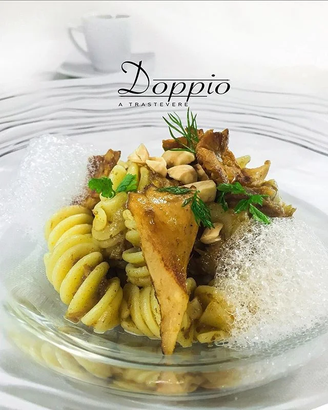 🇮🇹 Fusillone Verrigni al rag&ugrave; bianco di cinghiale profumato al Lapsang, con finferli e mandorle.
.
.
🇬🇧 Verrigni Fusillone pasta with boar rag&ugrave; flavored in lapsang tea, chanterelle mushrooms &amp; almonds.
.
.
.
.
@verrignimood #dop