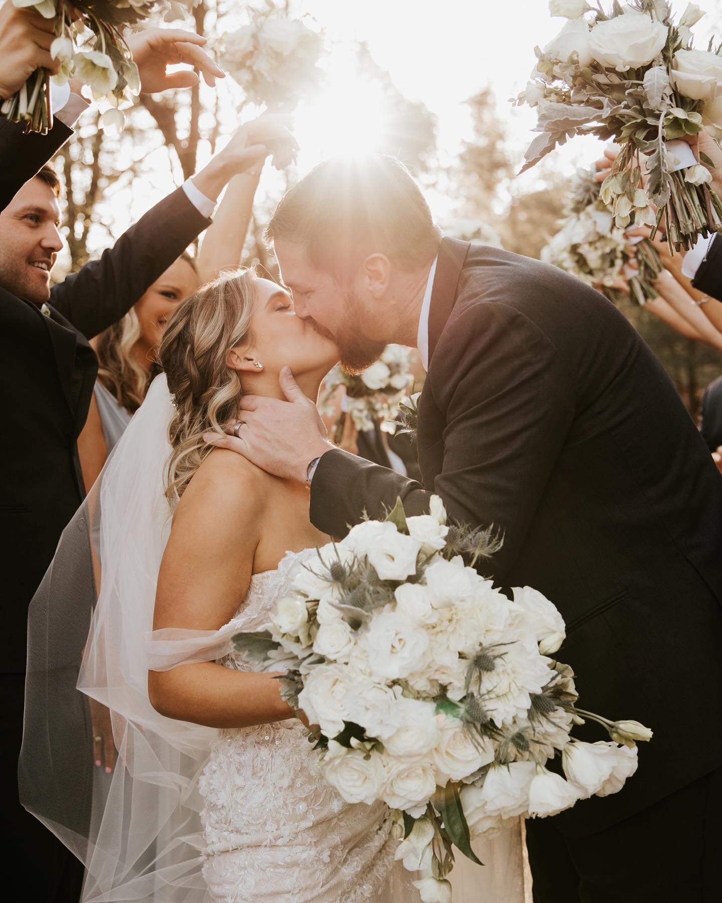 Say hello to Mr. And Mrs. Dering 😍 Saturday was so magical + we had some amazing lighting ☀️had the best day celebrating them!! Love y&rsquo;all ! 

Venue: @mallardscroft 
Coordinator: @kels_mcmillon 
Hair: @blondesbaker ( @halosalonrossville )
Make