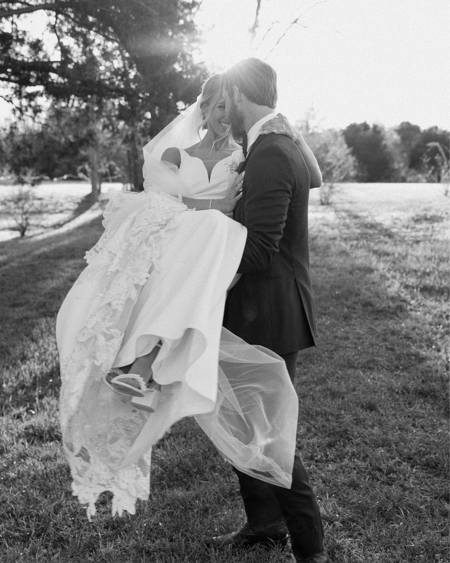 ✨Meet the Haygood&rsquo;s ✨ 4&bull;1&bull;23 
Yes they got married on April fools day, I&rsquo;m glad I knew the bride through her sister so I know they weren&rsquo;t playing a joke on me 😆😆 

Venue: @mallardscroft 
Dress: @the_barefoot_bride 
Hair