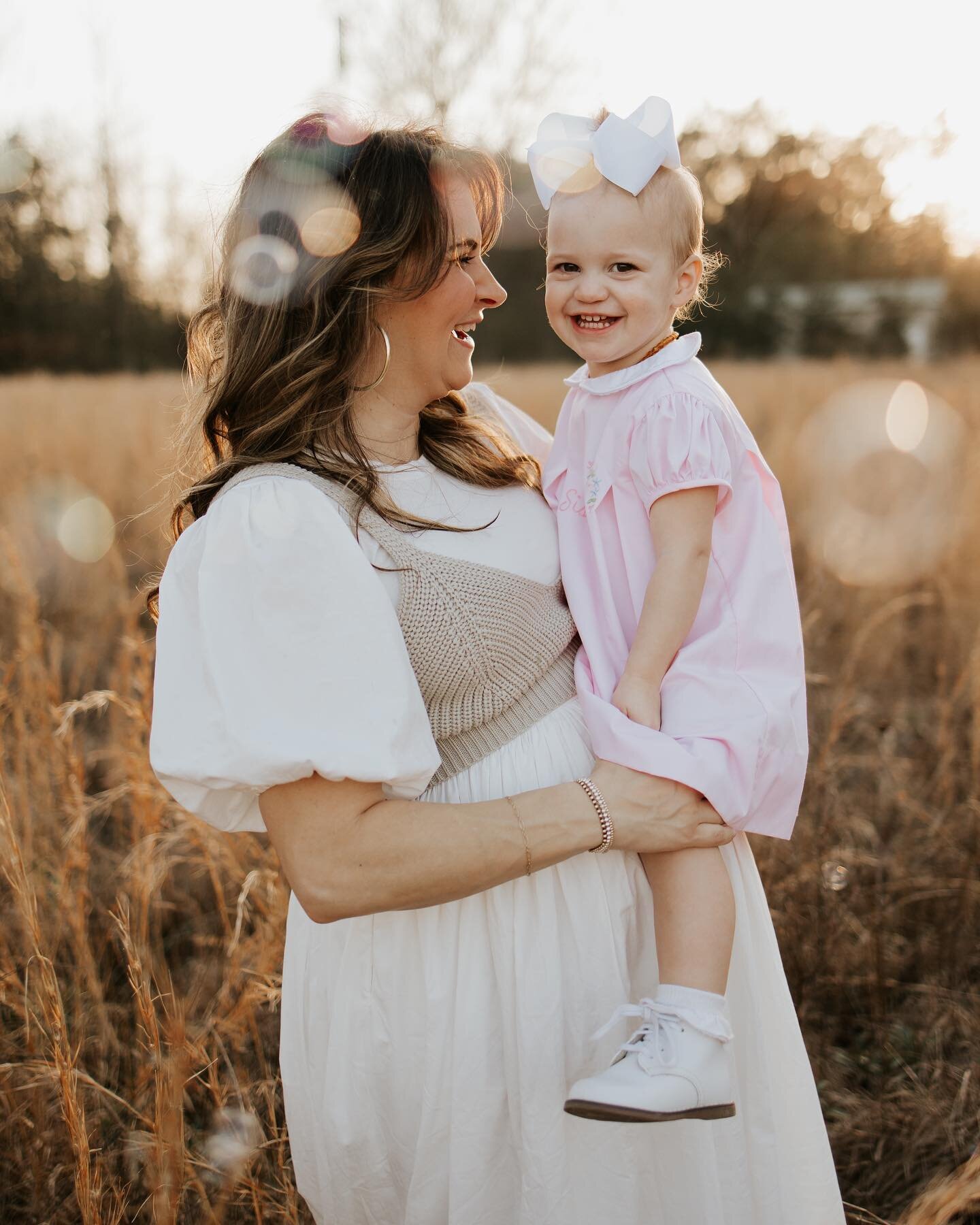 Being some sunshine and bubbles to your feed on this gloomy day today!! 🫧☀️ always a joy getting to document this families life 🥰🫶🏼 can&rsquo;t wait for baby #2