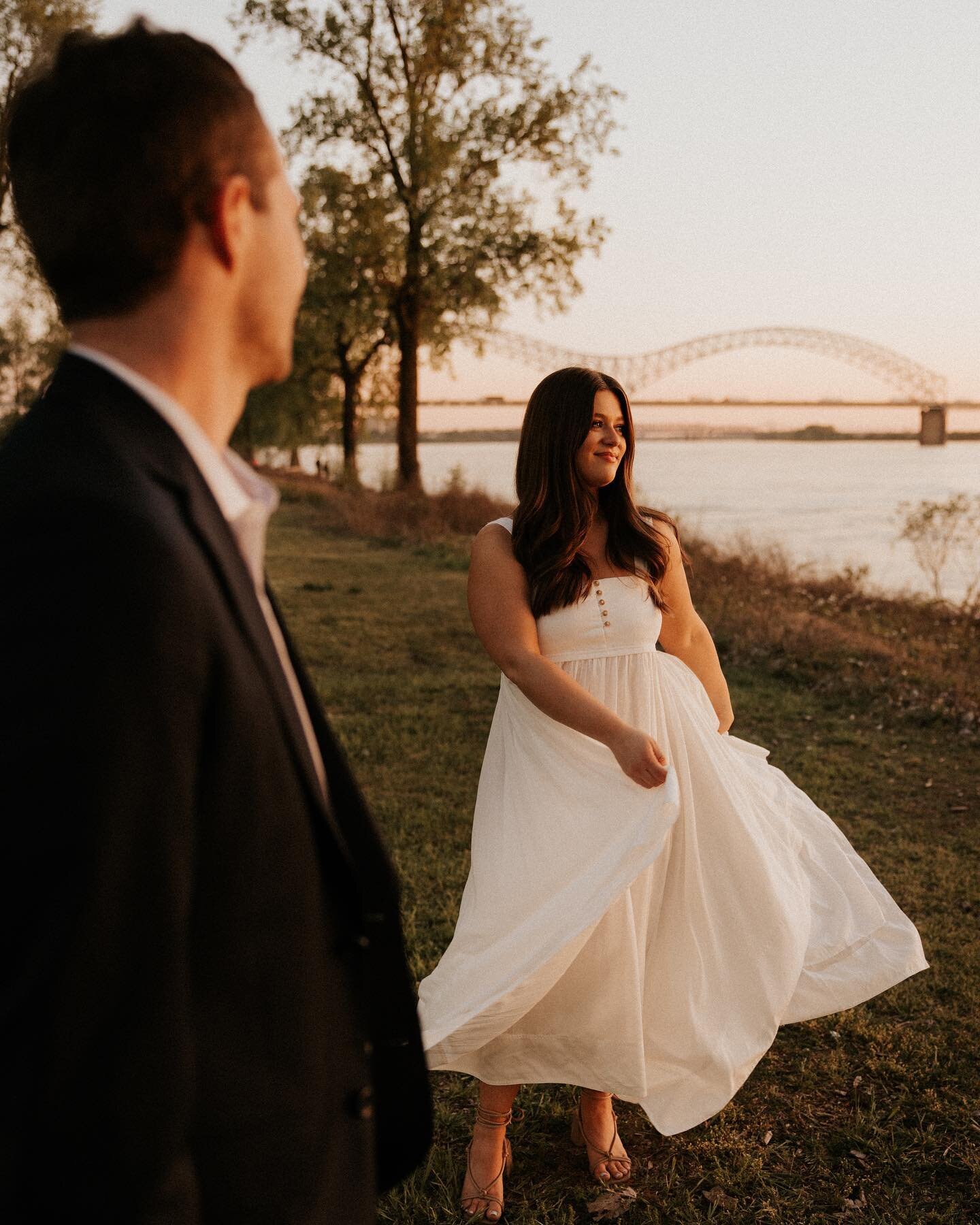 Had a dreamy engagement session by the river ✨ can&rsquo;t wait for their wedding day at the @woodrufffontainemuseum it&rsquo;s going to be stunning 🤩