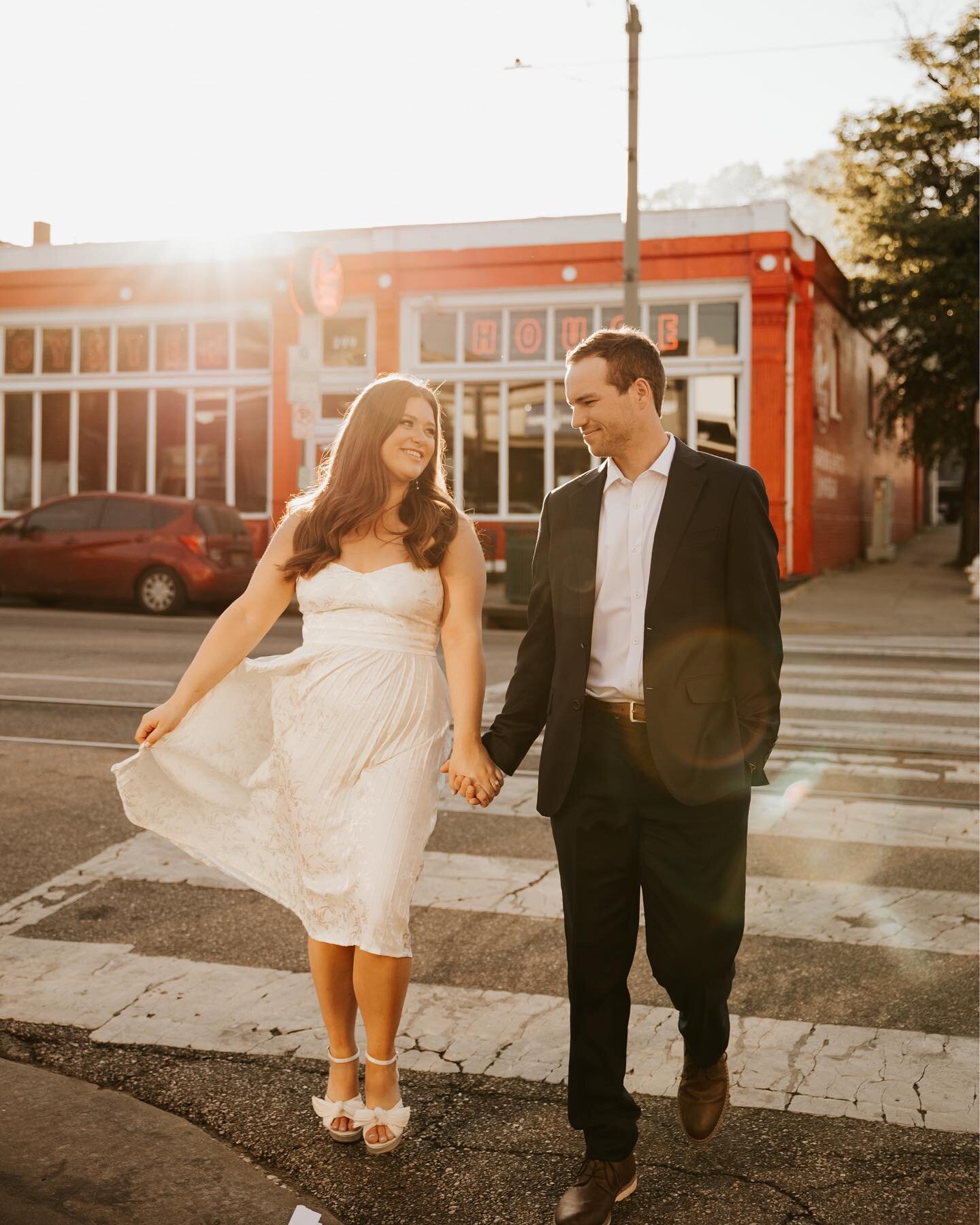 Gotta love a downtown engagement session ✨