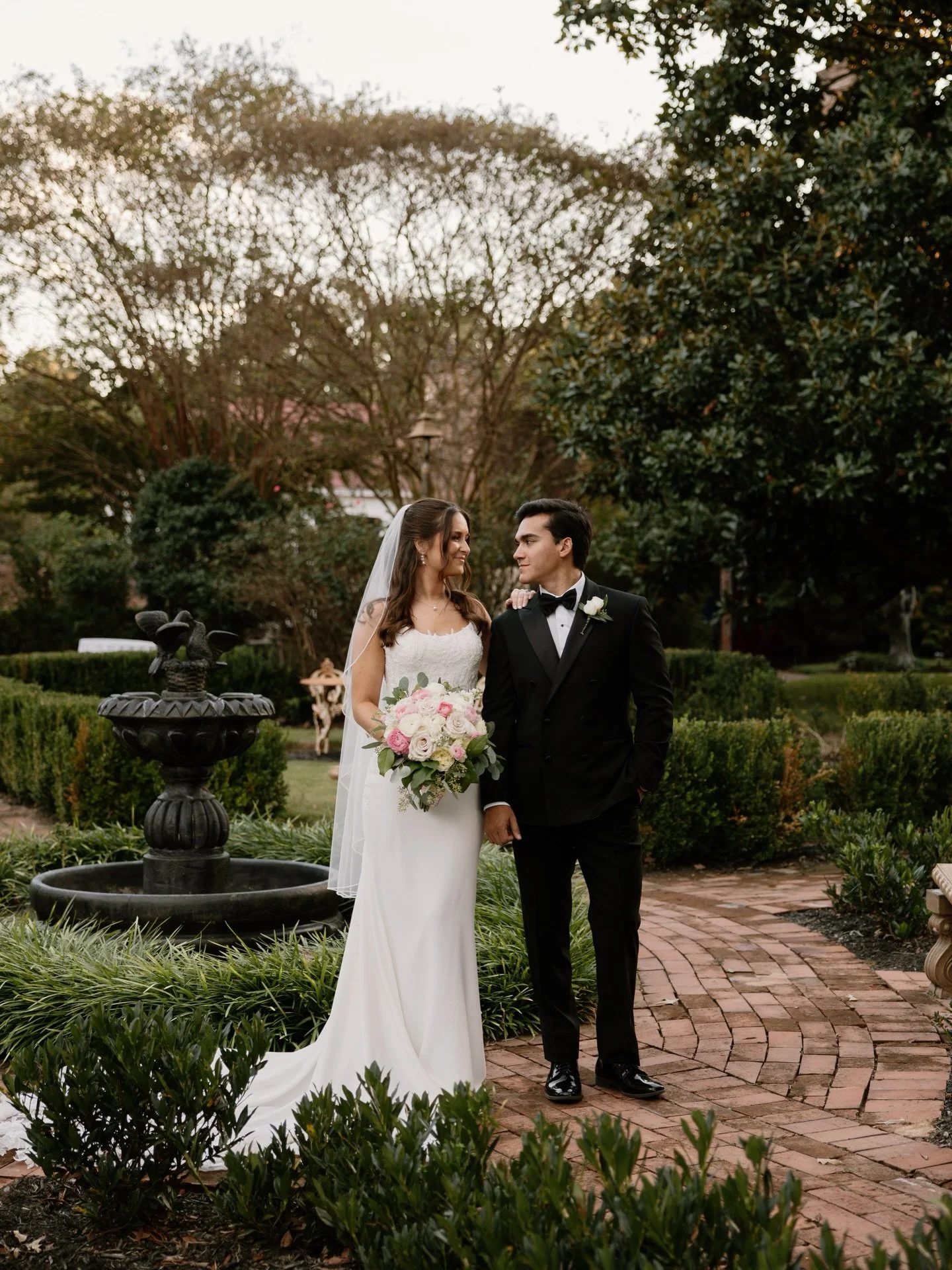 Macey + Andres 🖤 another beautiful fall wedding. I&rsquo;m a little behind on posting but don&rsquo;t worry I&rsquo;m trying to catch up. I have so much to share. 

Venue: @heartwoodhallweddings 
Hair: @agrowingstylist 
Dress: @lowsbridal 
Florals: 