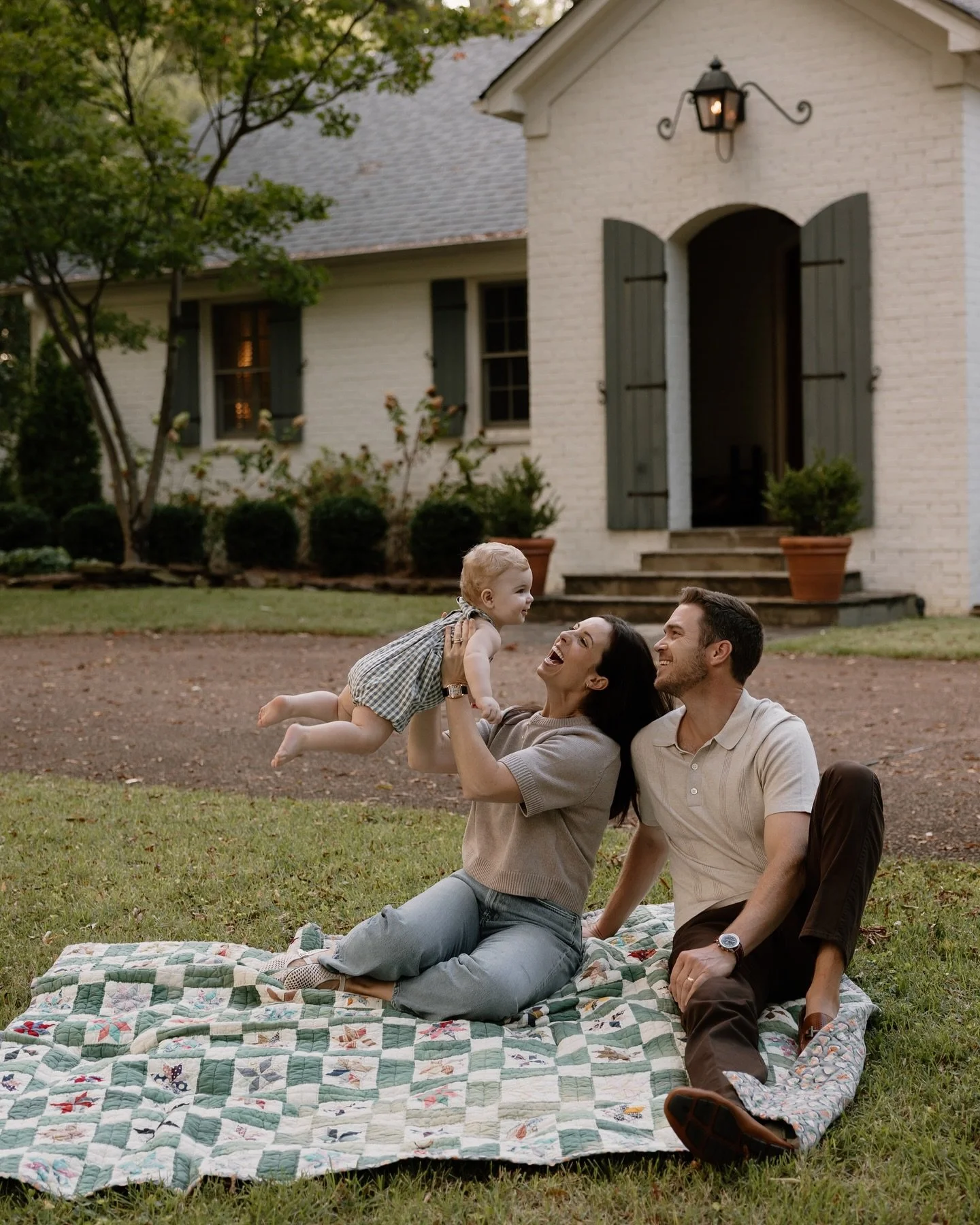 Obsessed with this cute at home session 🏡 we just hungout, swang, and chilled in some of their favorite spots around the house. 🥰