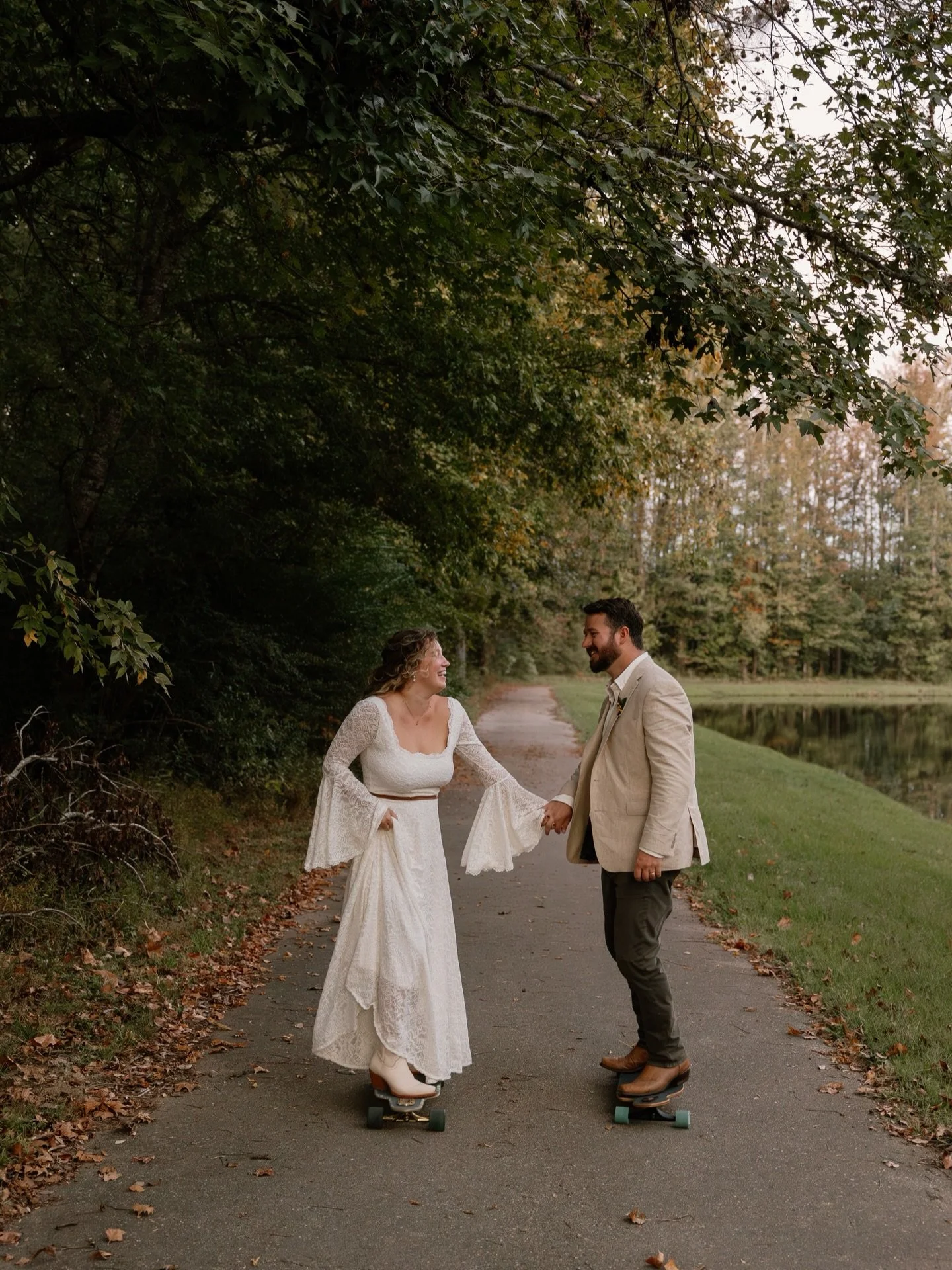 Desta + mick got married in the fall at @cypresshomeandgarden and had all the most important people surrounding them for this intimate wedding 🩷 it was such a sweet day!! 
Also- how cool are they?! They brought their longboards 👏