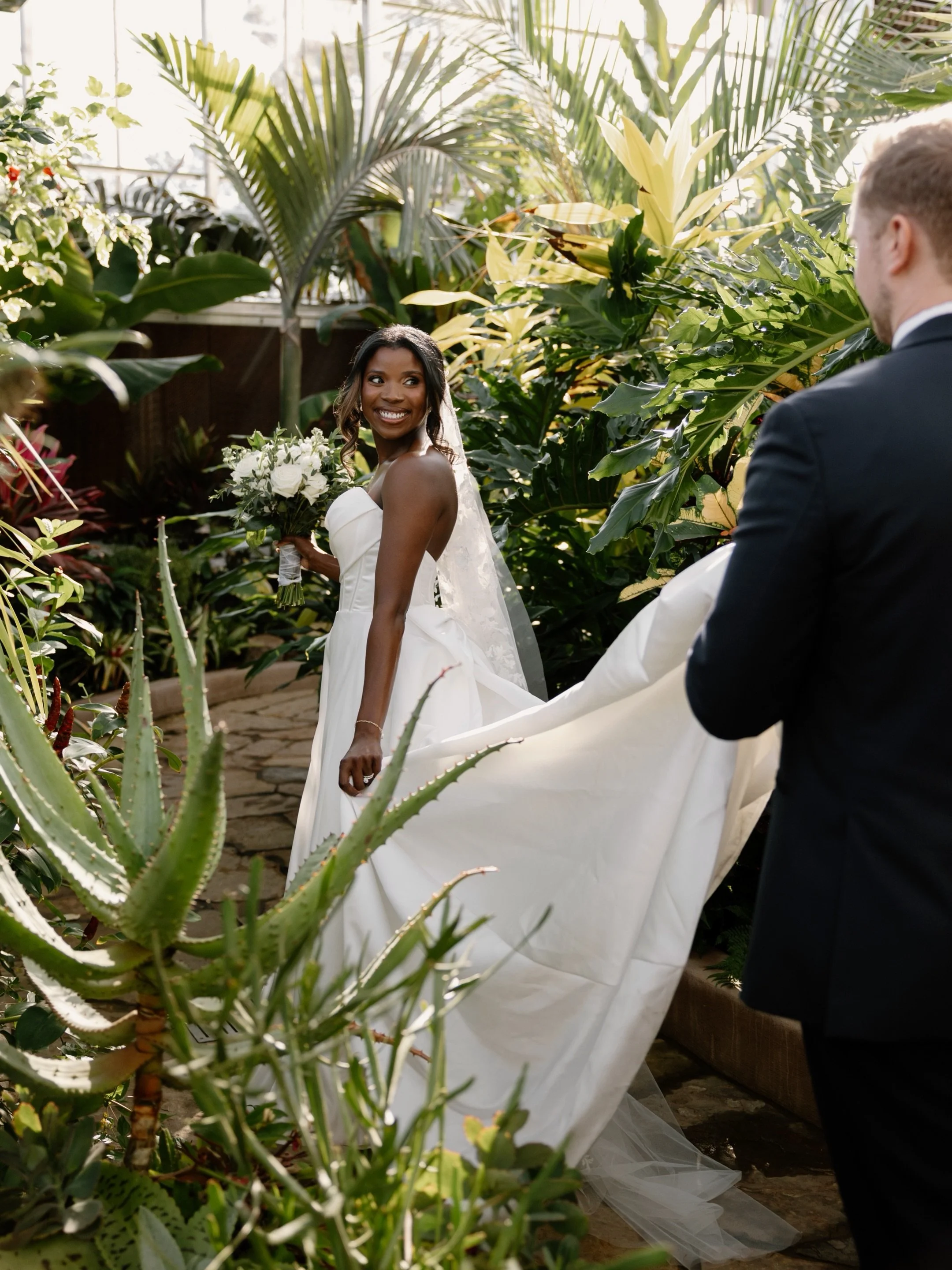 Another beautiful fall wedding hitting your feed. Kiona + Troy got married at the stunning botanic gardens. One of my favorite wedding venues ✨

Venue: @memphisbotanic
Planner: @_meganschuchardt 
Hair: @hairbykristini 
Makeup: @desthemua_ &amp; Chloe