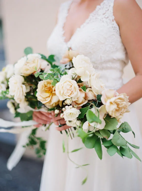 A warm and neutral bouquet made of English garden roses, maidenhair fern, and honeysuckle vine Photo by Kaylan Robinson