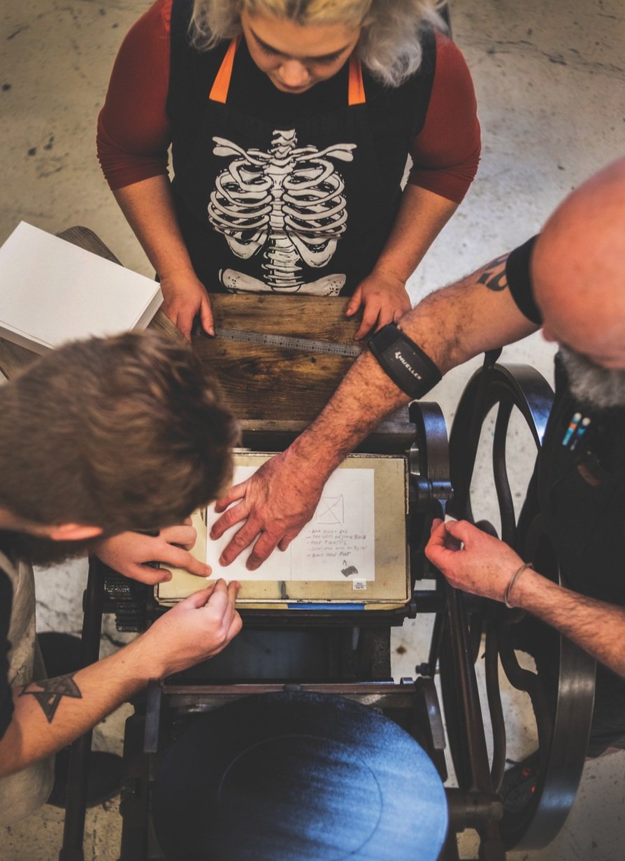  Registering the paper before the print run. 