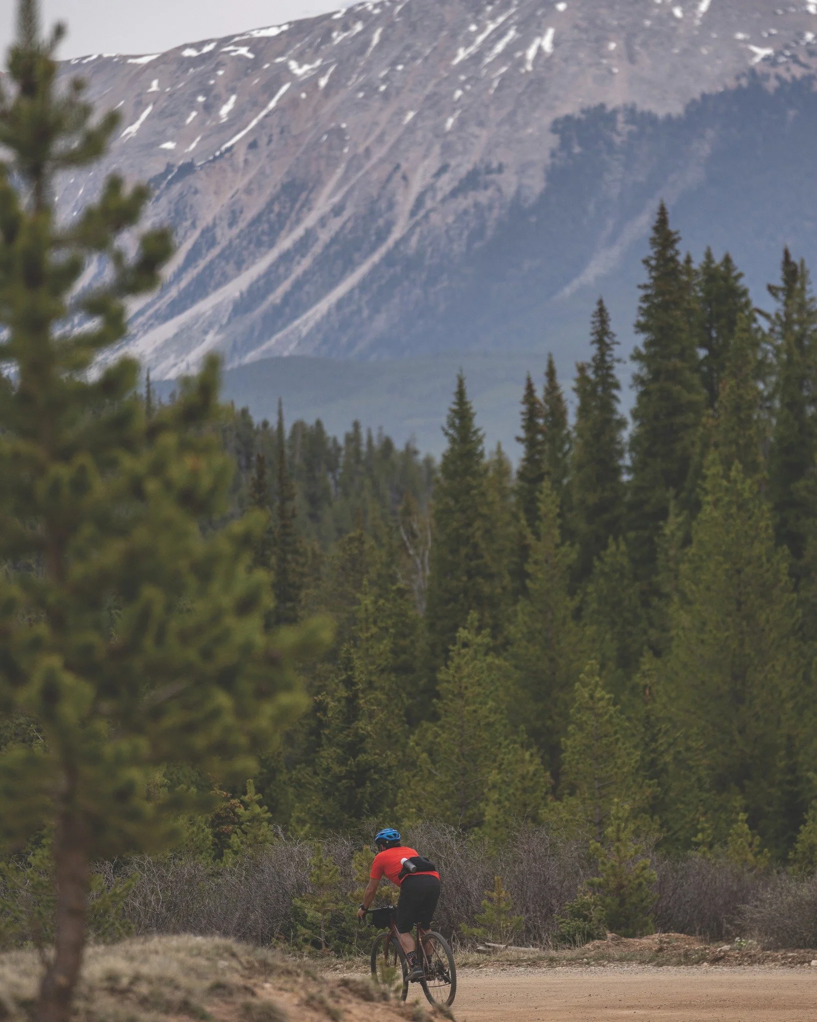A bird&rsquo;s-eye view only tells half the story. Down on the gravel, Gunnison County opens up into alpine climbs, pine forests, wide-open meadows and quiet roads that feel like they were made for getting wonderfully, intentionally lost. 🚵&zwj;♂️

