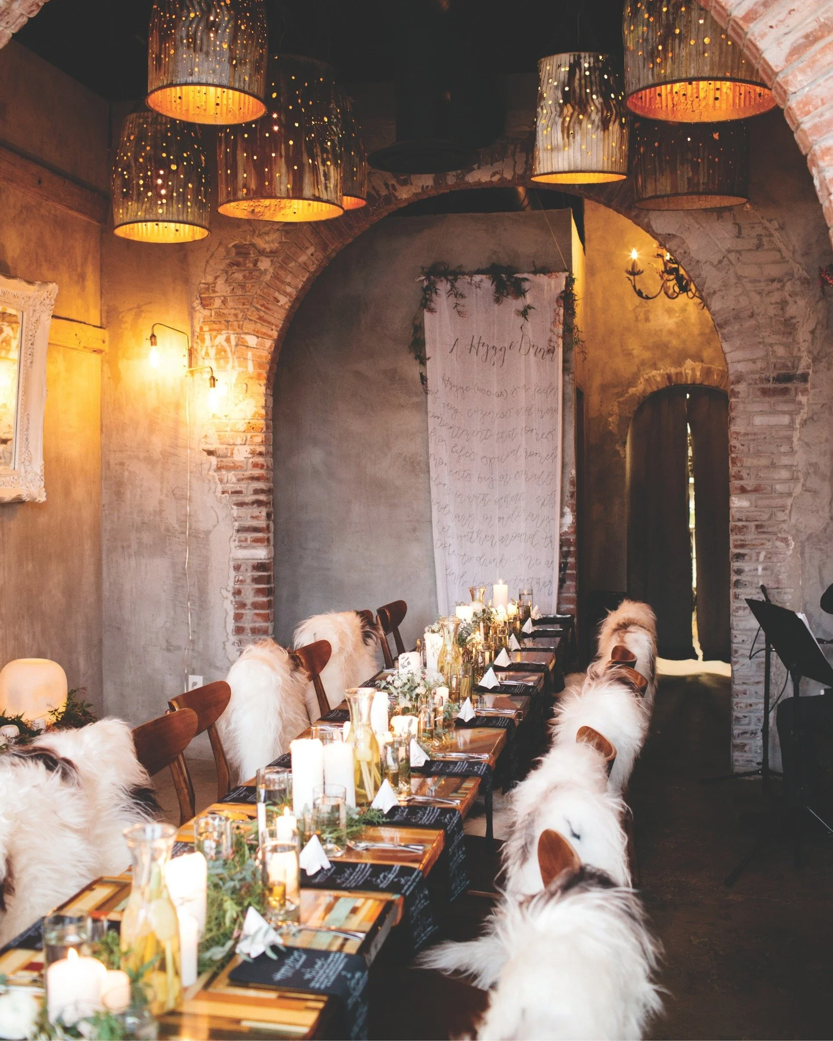 The art of the community table is really the art of making people feel at home. 🕯️🤍 From candlelight and winter florals to music, texture and thoughtful little surprises, true at-home hospitality isn&rsquo;t about perfection &mdash; it&rsquo;s abou