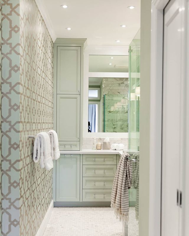 Looking back at demo day 1 and now feels pretty good. Swipe to see partial before shot of this transformation. 📷@nicktestajr

#leslieannid #ilovemyjob #interiordesigngame #interiors #bathroomdesign #interiordesign  #schumacher @schumacher1889 @allna