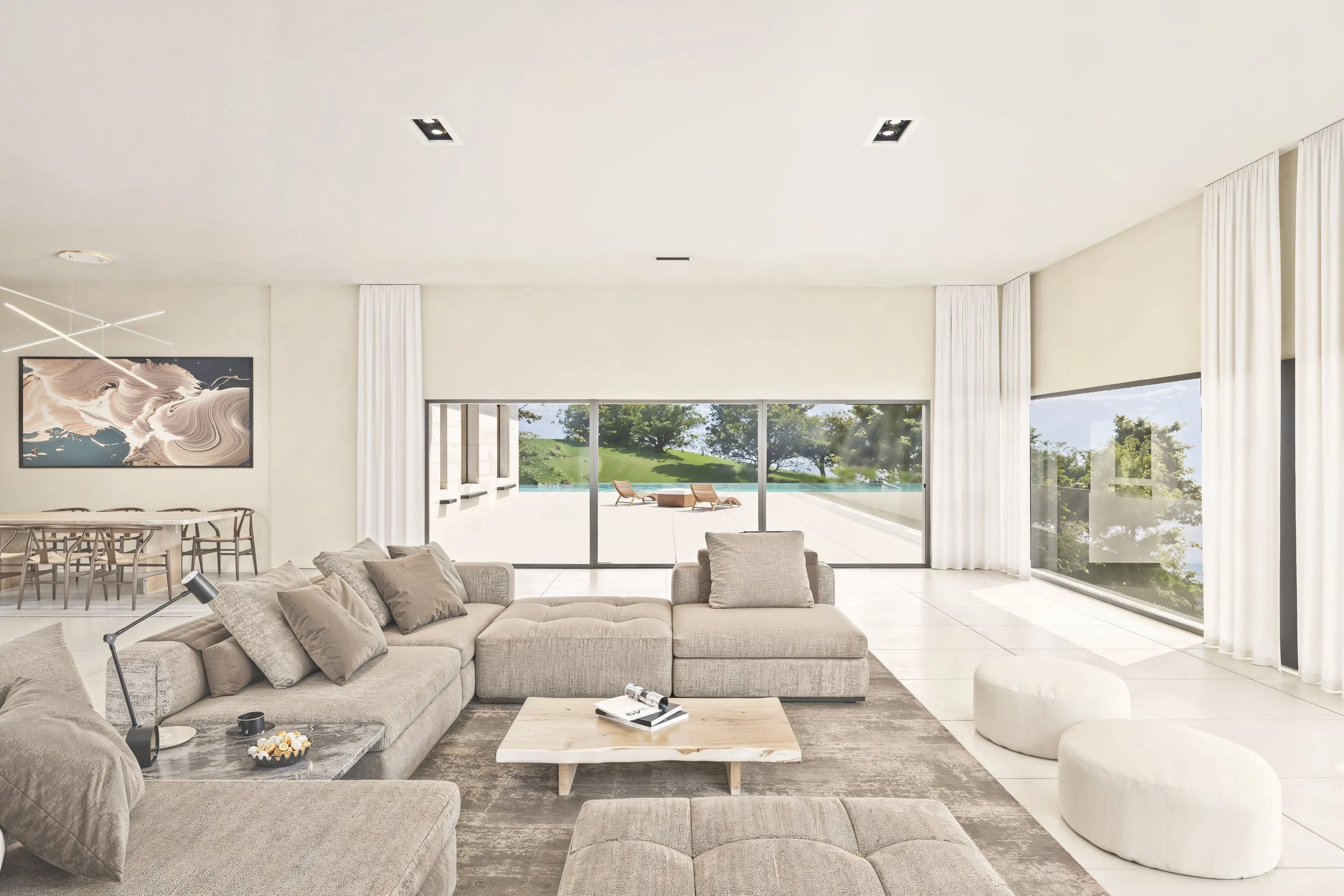 Interior moderno y luminoso de una vivienda de lujo, con un diseño minimalista y elegante.