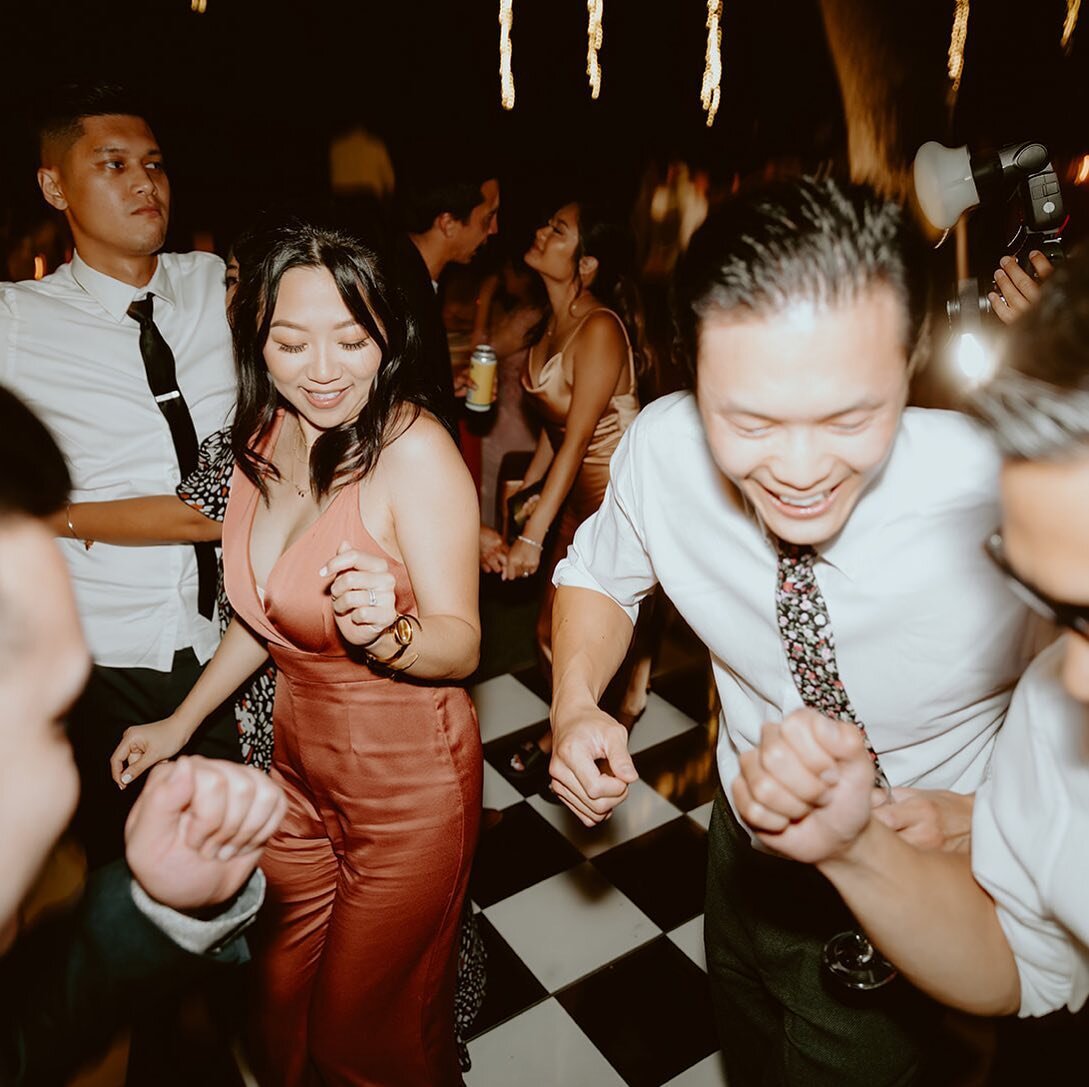 Donna + Carl // When you realize half the dance floor learned the exact dance to this banger back in high school&hellip; and it is ON! 😄
.
.
.
.
.
#DanceParty #DanceFloor #WeddingDJ#LADj #Saddlerockranch. #Malibu #MalibuWedding #MalibuDJ #IvoryTribe