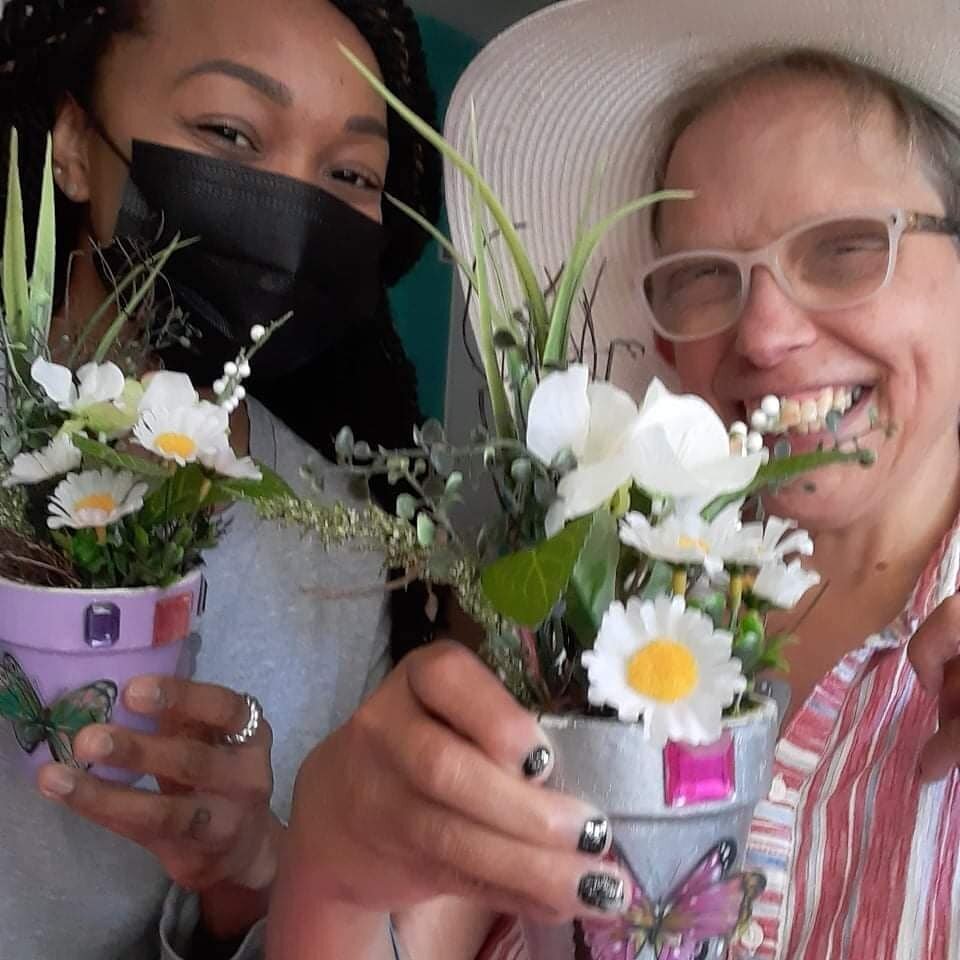 Dale and Jess virtually explored Canada and its beautiful lakes. Then, they decorated some flower pots as a summer decoration for Dale's room 🌸🌿