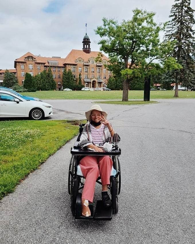 Dale and Denesha took a stroll around the beautiful John Abbott college campus 🌿🌼🐦