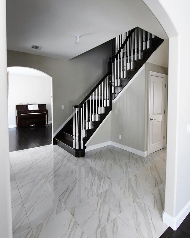 A simple, fresh and clean polished porcelain entry foyer. π | #interiordesign #tiledesign #entryfoyer #ceramiccreations