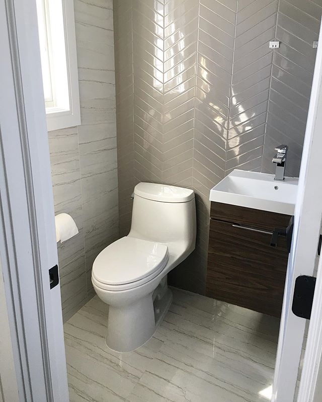 Obsessed with this bathroom! ππ₯° Credit: @ettaubdesign | #bathroomdesign #interiordesign #porcelaintile #ceramiccreations