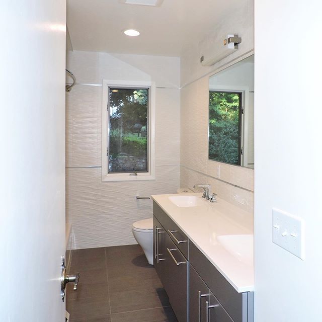 A modern bath with understated details. π | #interiordesign #bathroomdesign #ceramiccreations