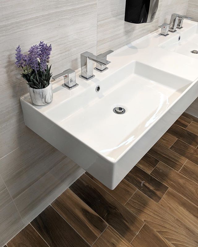 A warm & tidy commercial bath π°πΏ designed by @yalizakarindesign | #interiordesign #tiledesign #bathroomdesign #ceramiccreations