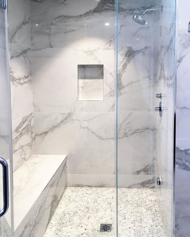 30x60 tiles โ
CAN be used in small bathrooms. Let's remember that you gain nothing from having more grout lines in your brand new bathrooms. ๐๐งบ Credit: @ettaubdesign | #masterbathroom #bathroomdesign #ceramiccreations