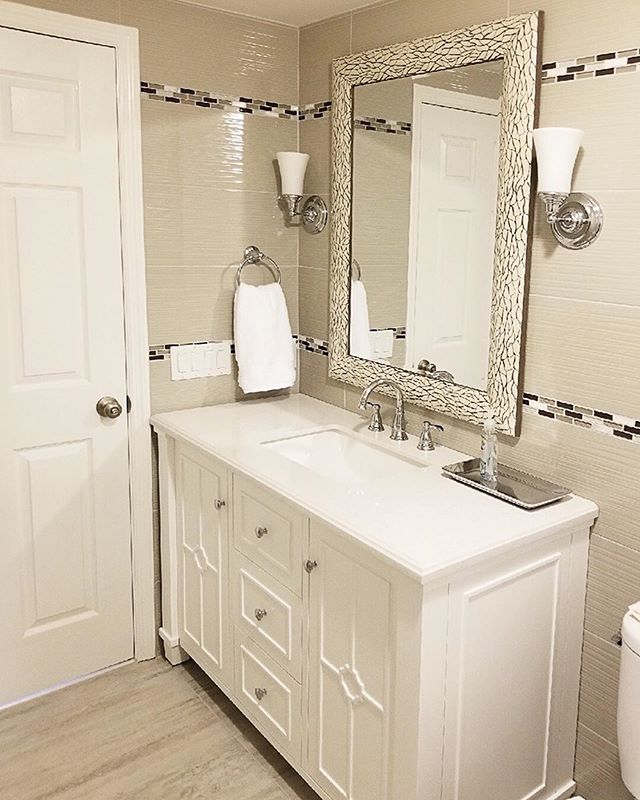 A gorgeous bath design transformation by @designtherapynj ๐ฑ๐ฑโก๏ธ Swipe to see the before! | #bathroomdesign #bathroomrenovation #interiordesign #monseyny #ceramiccreations