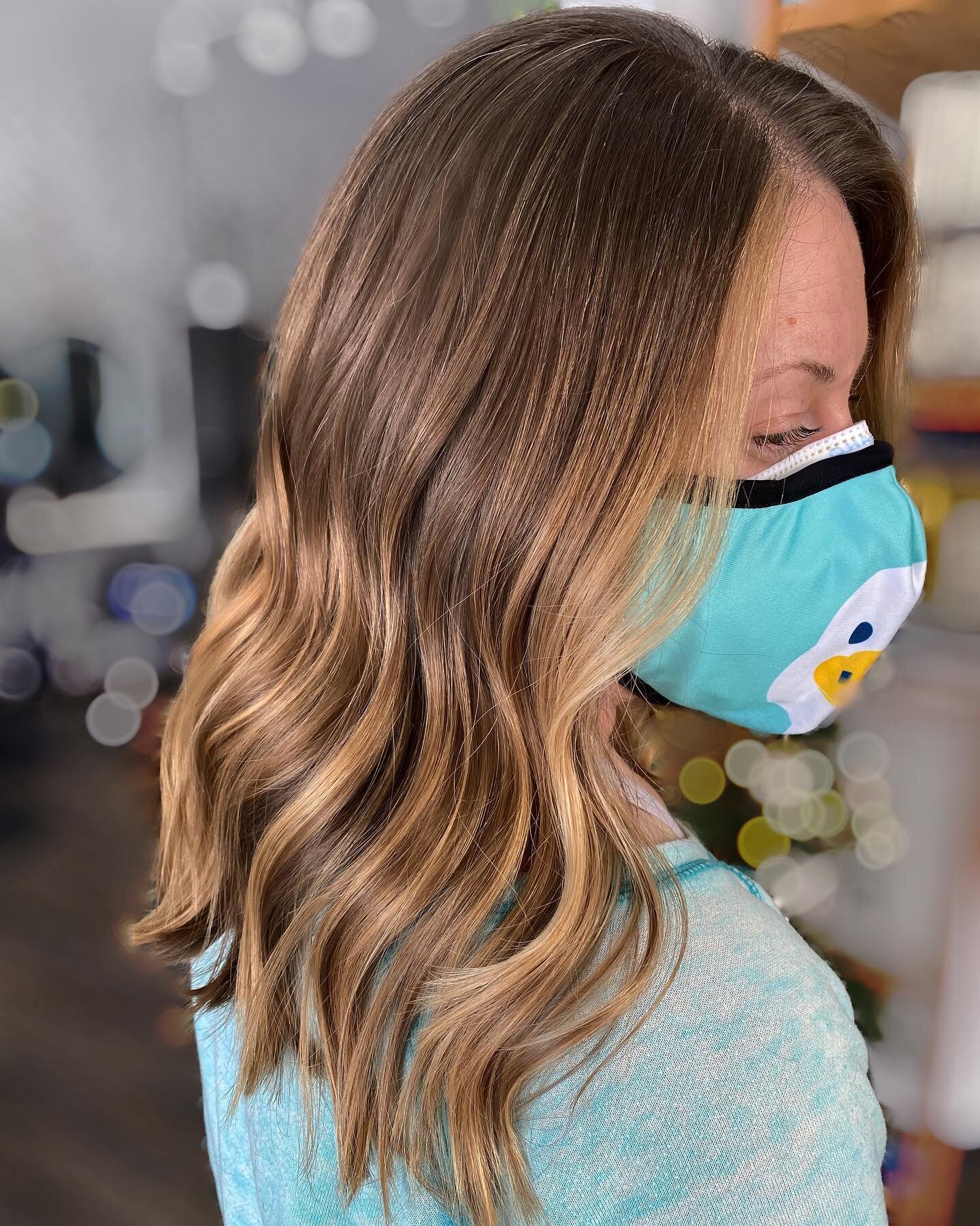 This sun kissed look is the perfect option for someone who wants a little brightness without a lot of maintenance. 
&bull;
&bull;
Open air balayage with @schwarzkopfusa blondeme
Toned with @redken SEQ
Styled with @oribe Royal Blowout and Supershine L