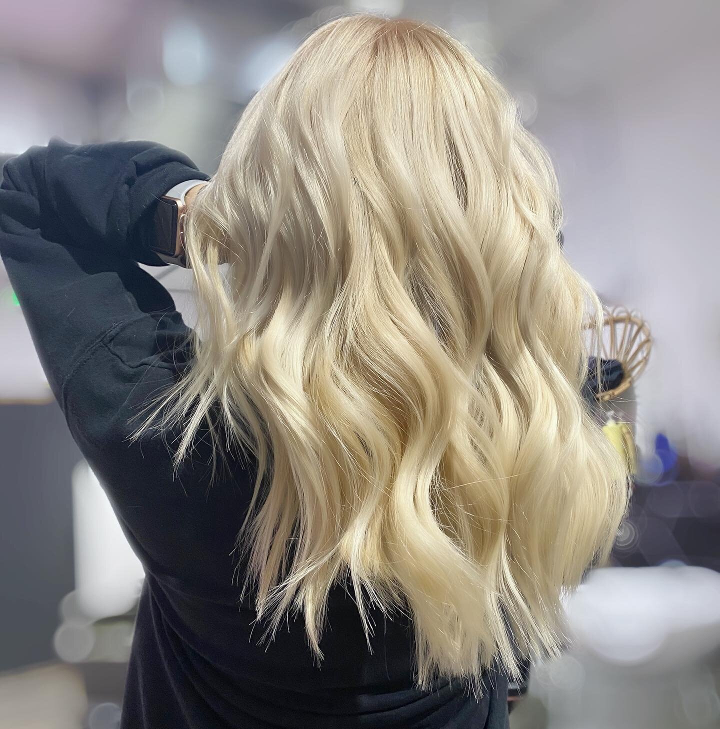 I dream about this blonde hair.
&bull;
&bull;
Lifted with @wellahair 10/8KP.
Styled with @oribe Maximista and @bioionic_pro Long Barrel 1.25in Curling Iron
&bull;
&bull;
@behindthechair_com