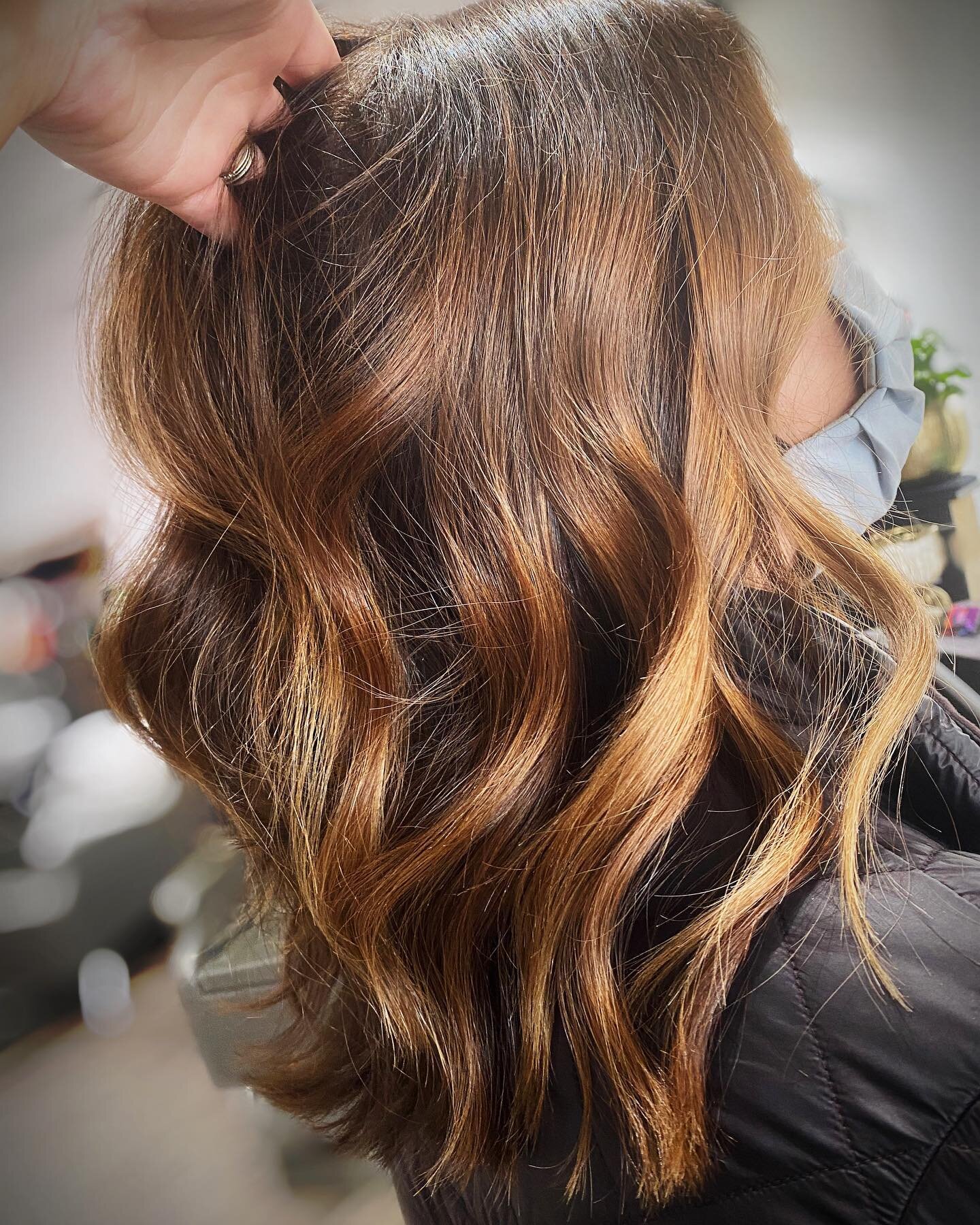 Check the dimension.
&bull;
&bull;
We used @wellahair at the root, @pulpriothair lightner for an open air balayage, and @redken SEQ to tone. We styled with @randco and @bioionic_pro.
&bull;
&bull;
@mastersofbalayage @behindthechair_com