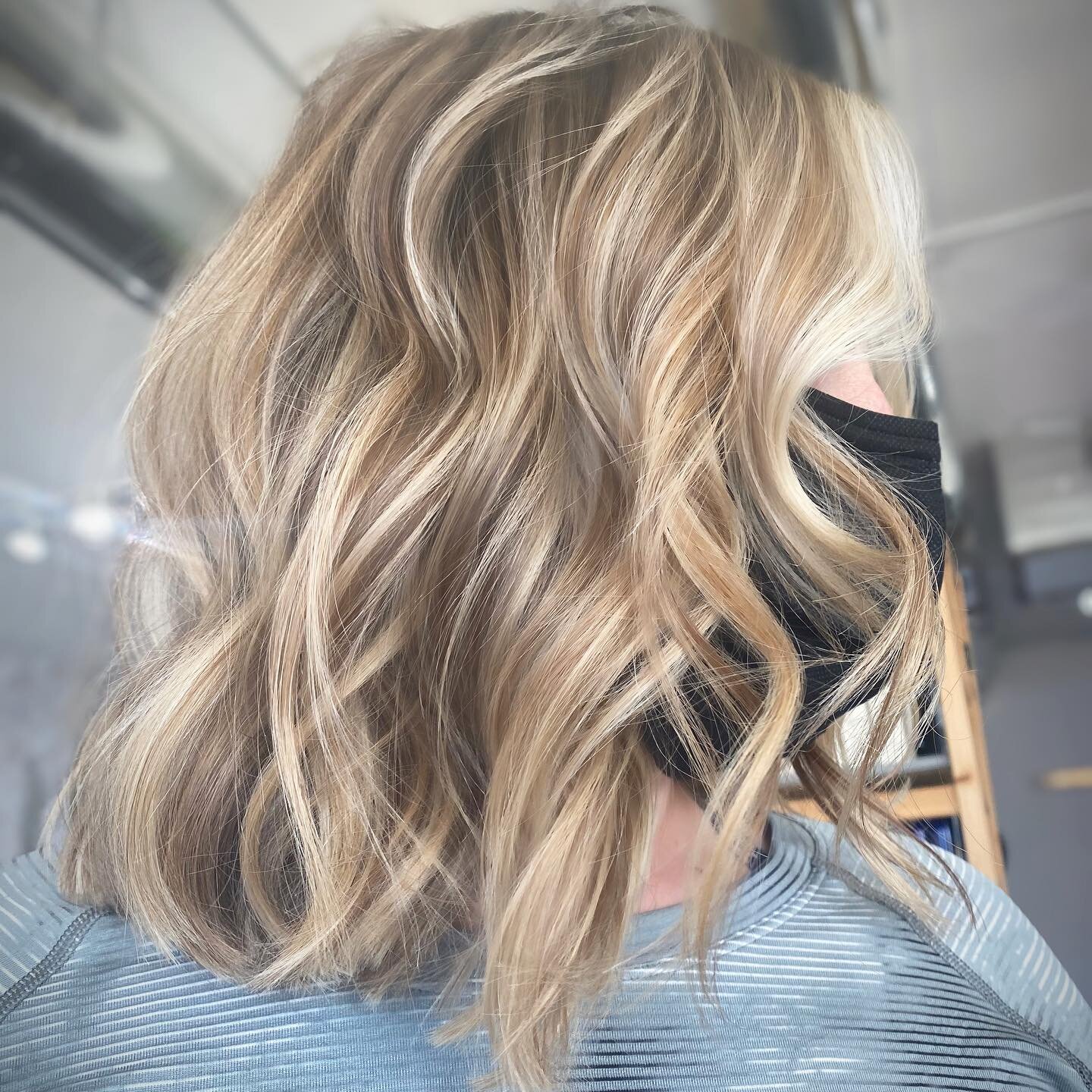 That dimension and money piece though.
&bull;
&bull;
Open air balayage with @pulpriothair Clay Lightner and @wella 7/17KP. Toned all over with @redken SEQ. Styled with @oribe and @bioionic_pro. 
&bull;
&bull;
@mastersofbalayage @behindthechair_com