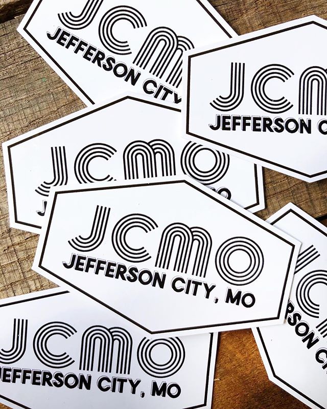 NEW double-sided, reusable #JCMO window clings sold ONLY at #MOSwag for $1 🤘🏼
📍Located at 619A E Capitol Ave
⏰Open M-F 8-4 &amp; Sat 8-12
#itsallrighthere #jcmo #jeffersoncitymo #jeffersoncity #startup #bloggerlife #MOswag #bloglife #jeffcifyblog 