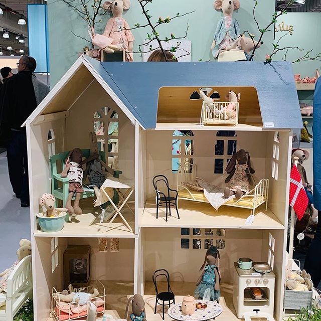 What a cute dollhouse! #dollhouse #design #maileg