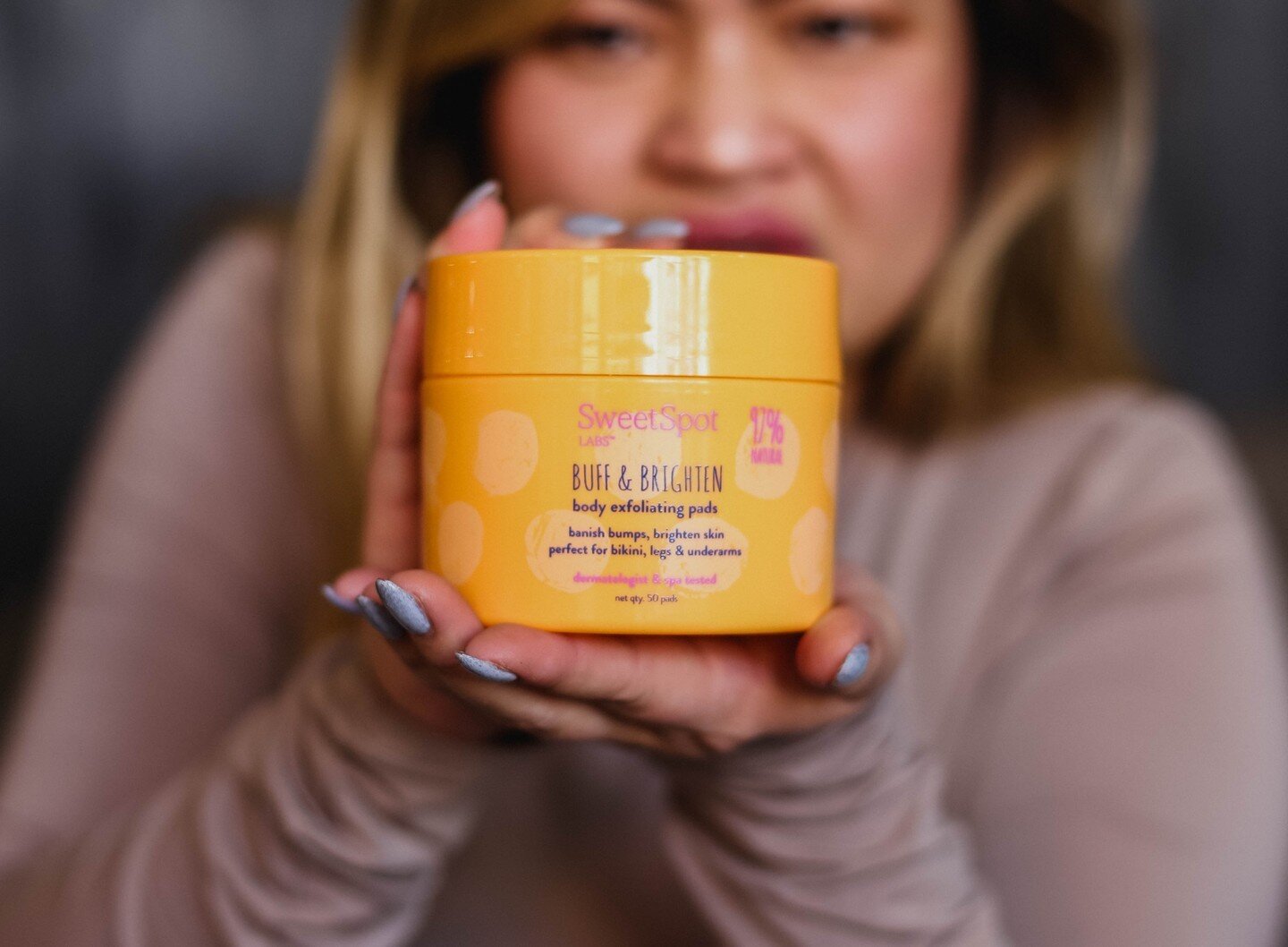 🍯 Buff &amp; Brighten AHA/BHA Body Exfoliating Pads put an end to the irritating side effects of hair removal. ⁠
⁠
Banish ingrown hair &amp; razor bumps, soothe razor burn &amp; brighten hyperpigmentation with this must-have for anywhere you shave, 