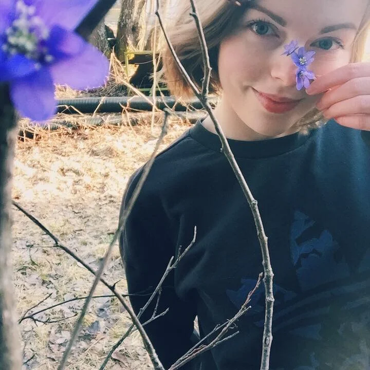 KARI HOUTH FJELLSETH Festivalsjef / daglig leder Kari tilfører driv, nøysomhet og en god dose sparsommelighet til festivalen. Hun er rå på pruting, rabatter og generelt alternative løsninger når pengepungen ikke strekker til. Hun gleder seg mest til å drikke Solo i svanebåt på Mjøsa og felle en tåre under siste konsert på Fredvika. Du finner henne på bakerste rad med rumpetaske og allværsjakke. Gå etter latteren!