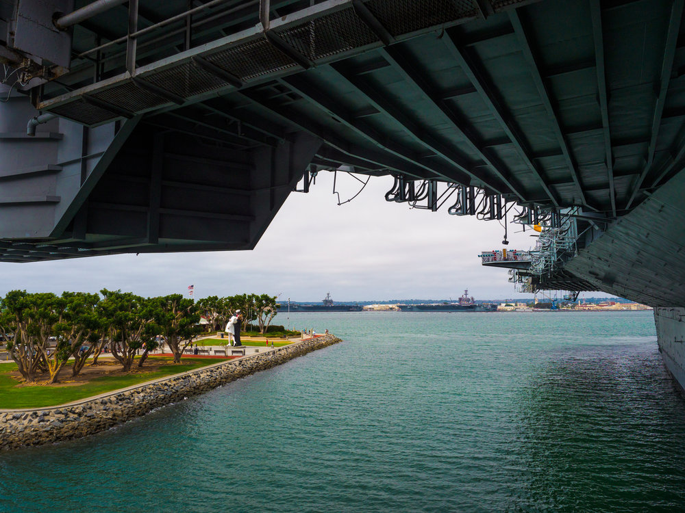 Patsas nähtynä USS Midway:ltä. Taustalla USA:n Tyynenmeren laivaston tukikohta.