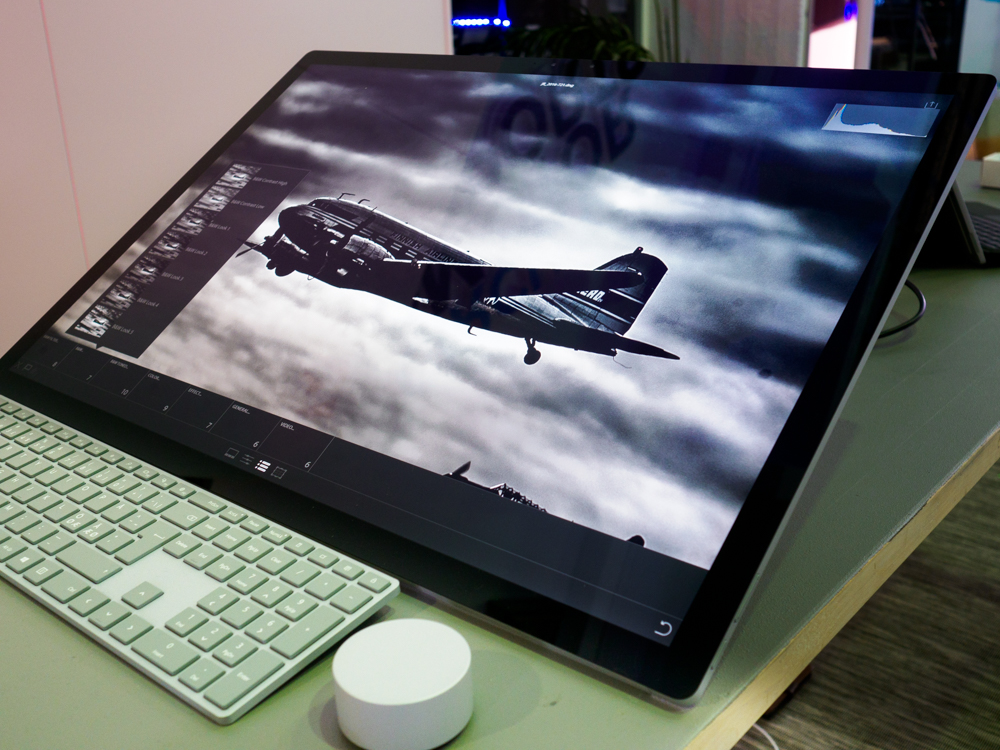 Microsoft Surface Studio ja kiekko. Kuten kuvasta näkyy Studiossa toimii Lightroomin mobiiliversio. Se on tarkoitettu nimenomaan kosketusnäytöllä käytettäväksi, joten on aika luontevaa, että se toimii Surface Studiossakin. Kuvattu Corellian osastolla.