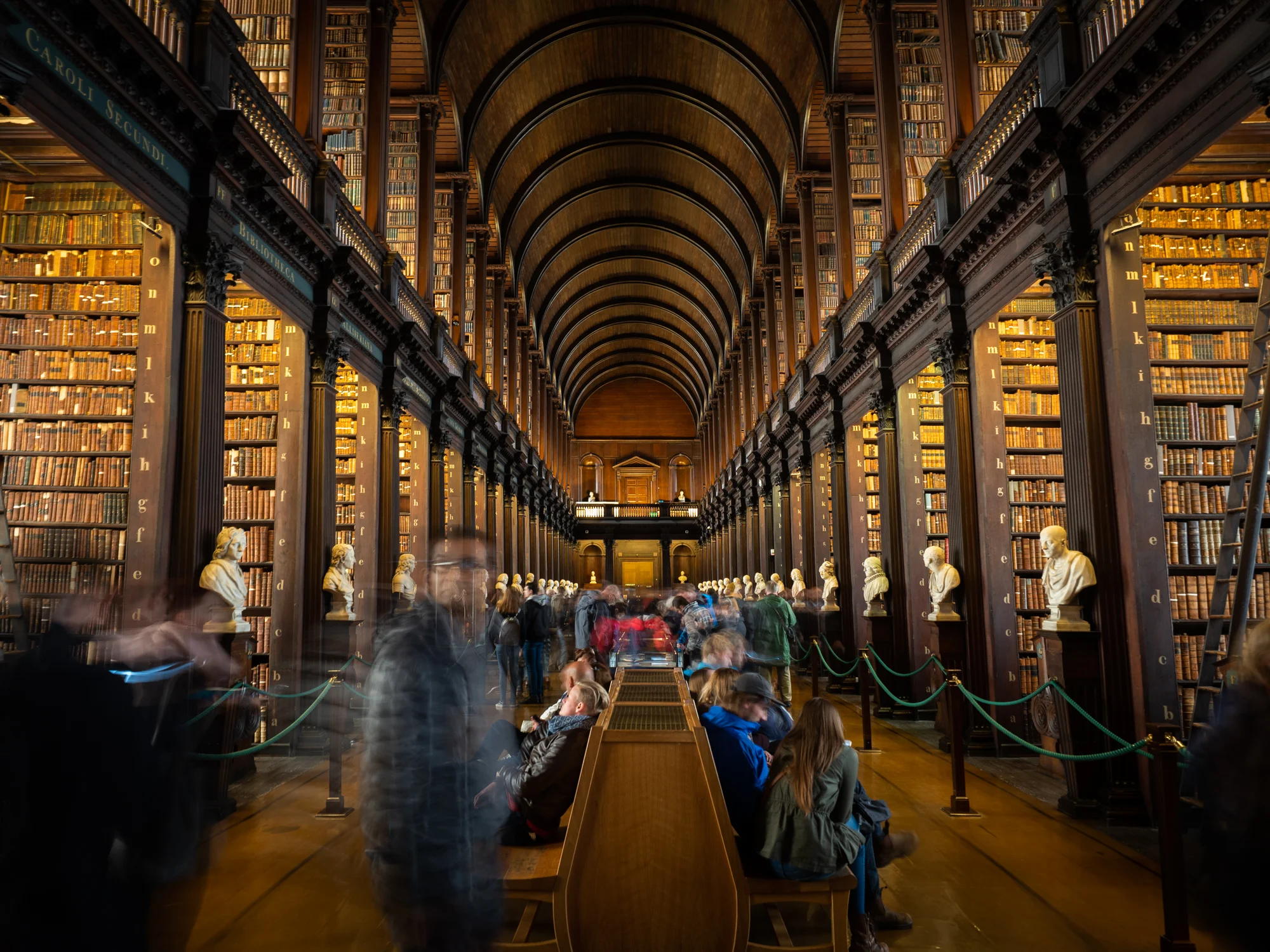 Kuva on otettu Dublinissa Trinity College Libraryssa . Jalustan käyttö oli kielletty ja en myöskään halunnut saada ihmisiä kuvaan mukaan. Pitkällä valotuksella ne saa “katoamaan” kuvasta. Kuva: Olympus OM-D E-M1 MKII, M.Zuiko 12-40mm F2.8 Pro, 2.5s, f4,5 ISO200.