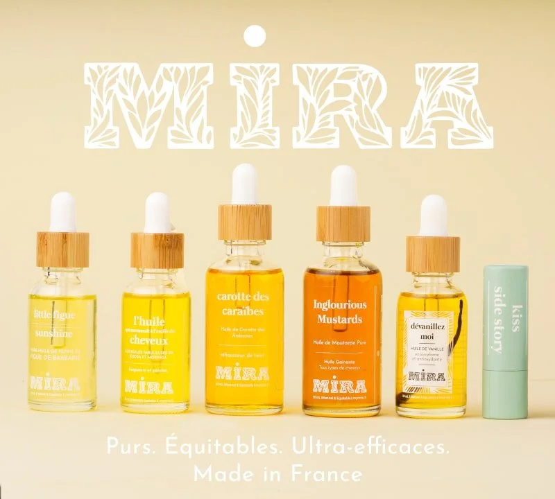 Huiles de beauté naturelles en flacons avec pipettes, marque Mira, avec un bâton de lèvres et le texte 'VIRAL' en lettres blanches avec motif. Fond beige, produits alignés.