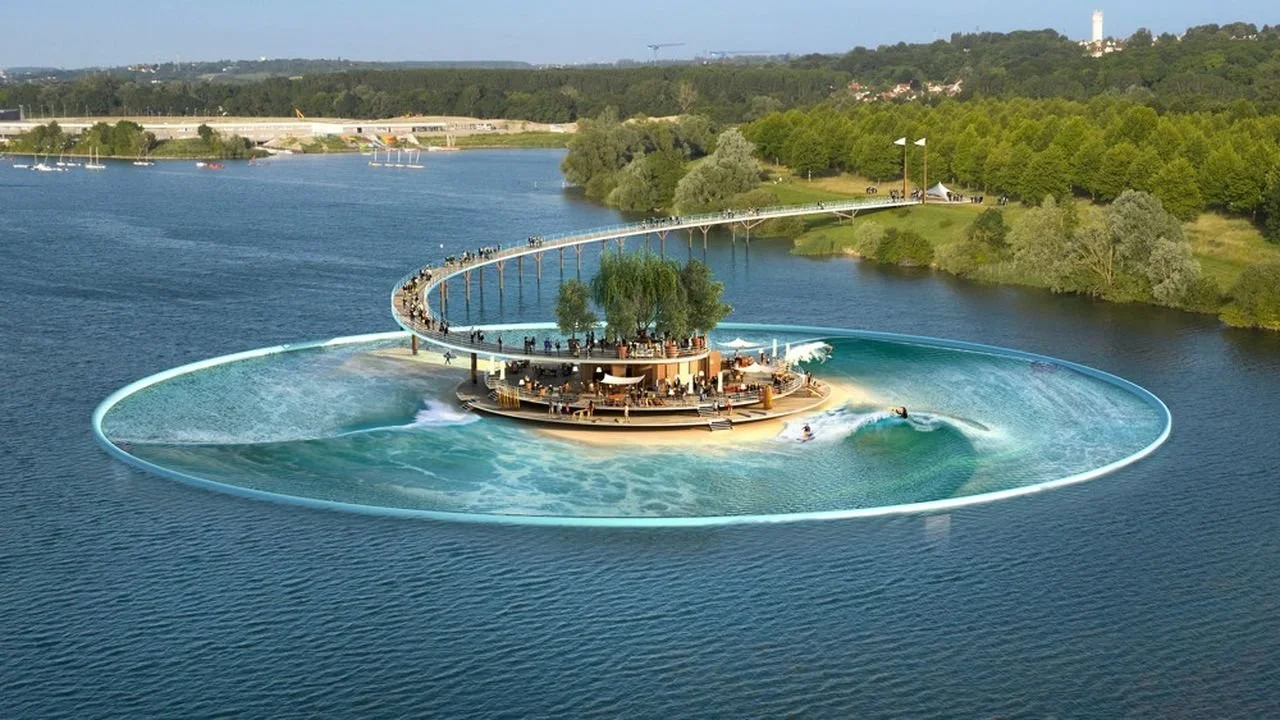 Une vue aérienne d'une structure flottante avec une piscine à vagues, une plateforme centrale avec des arbres et des zones pour se détendre, entourée d'eau, en plein air, dans un environnement naturel avec des arbres et une rivière.