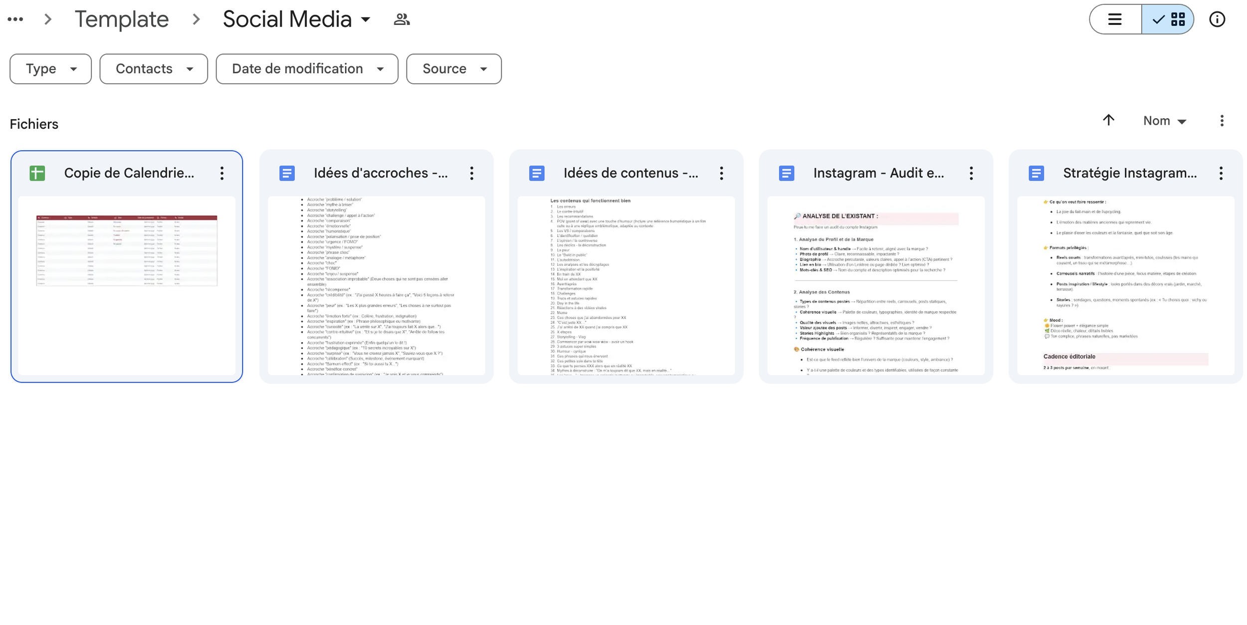Capture d'écran d'un tableau de bord ou d'un gestionnaire de fichiers numériques avec plusieurs documents ou feuilles, dont une intitulée 'Copie de Calendrier' et d'autres documents liés aux idées de contenus, à l'audit Instagram, et à la stratégie Instagram.