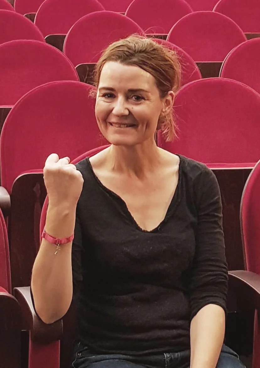 Actuellement au Théâtre de La Pépinière dans La Souricière d’Agatha Christie, elle accepte avec plaisir d'endosser ce rôle d'ambassadrice du bracelet bretelle rose 2019. Spectacle que nous recommandons chaudement, c’est jusqu’à a fin du mois d’octobre ! Merci à toi Christelle !