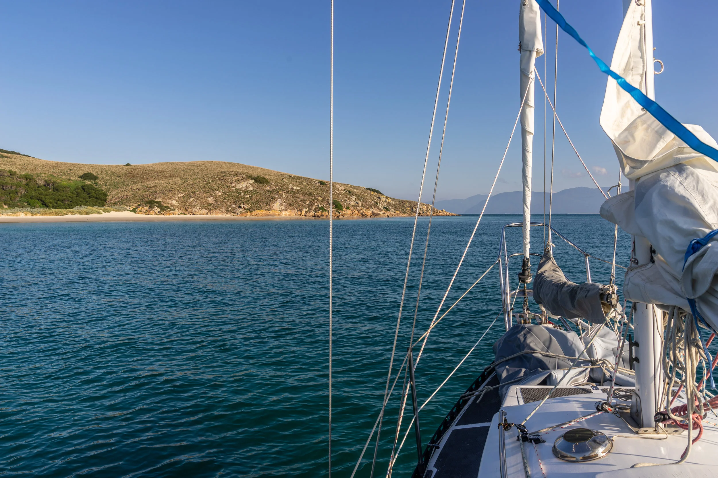 Sailing from Refuge Cove into Port Welshpool, we anchored off Rabbit Island for lunch.