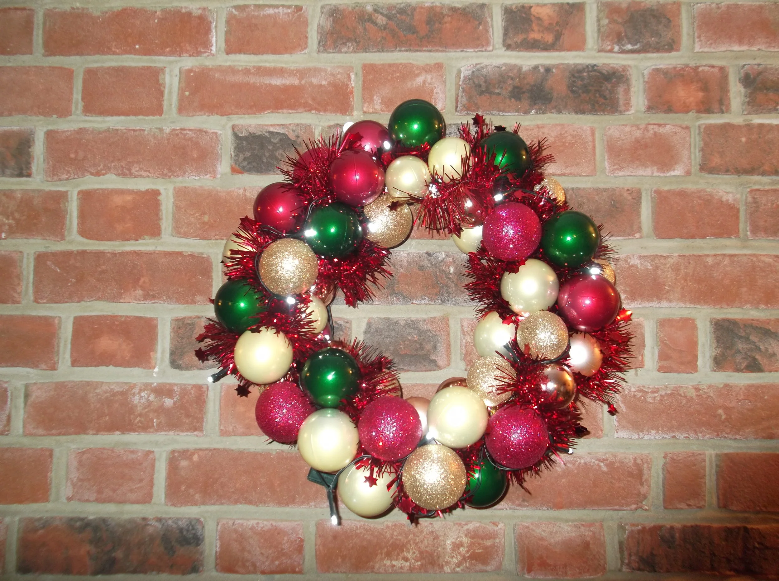 HOW TO MAKE A CHRISTMAS BAUBLE WREATH