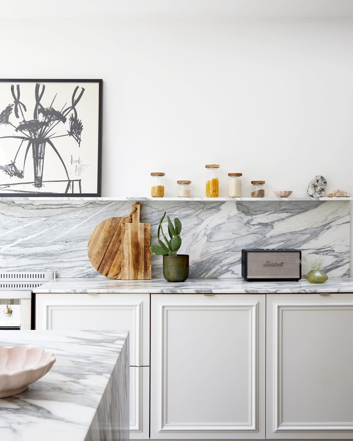 Clean lines and lots of marble, in our bespoke kitchen in South london. 
.
.
#kitchen #kitchendesign #interior #interiordesign #bespokefurniture #kitchendecor #art #interiorart #decor #interiorstyling #marble #marblekitchen 
.
📷 @annastathakiphoto 
