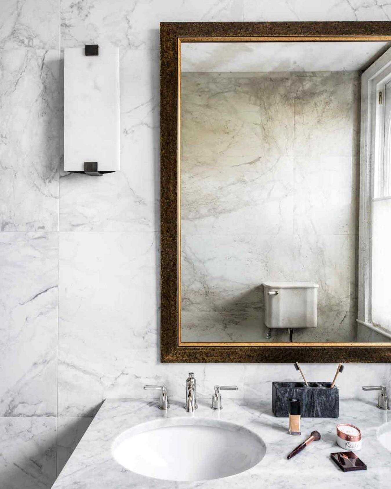 Elegance and simplicity in West London House.
.
.
#reflection #bathroomdesign #marble #tiles #bathroomdecor #bathroomdetails #interiordesign #mirror #decor #interiorstyling #inteiorarchitect #londoninteriordesigner #marblesink #lefroybrooks #mirror 
