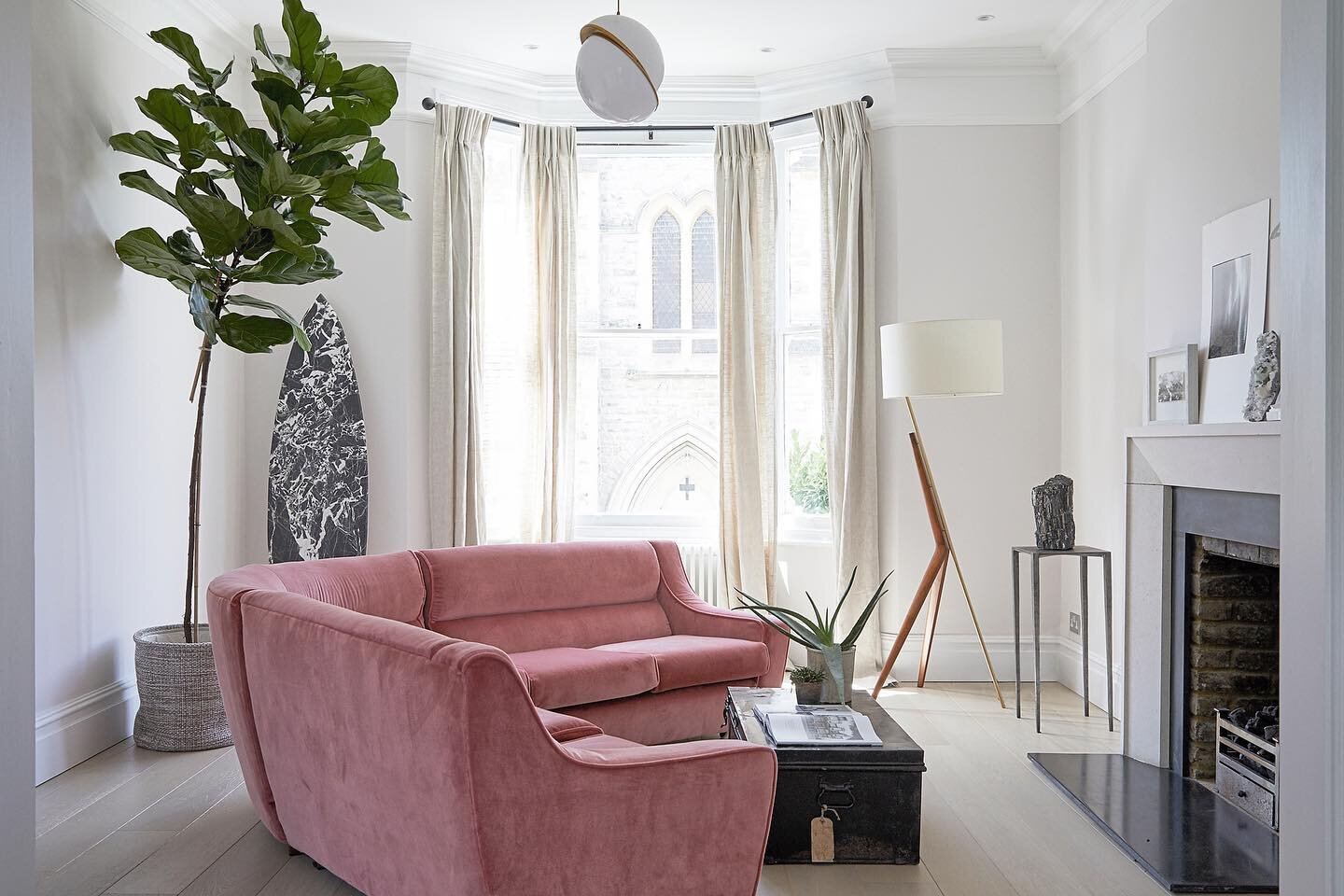 PINK&hellip;there can never be enough! In one of our west london apartments 💗
.
.
#pinkpinkpink #property #londoninteriordesigner #decor #marblesurfboard #marble #bespokedesign #indoorplants #church #architect #interiorarchitect #crystals #art #desi